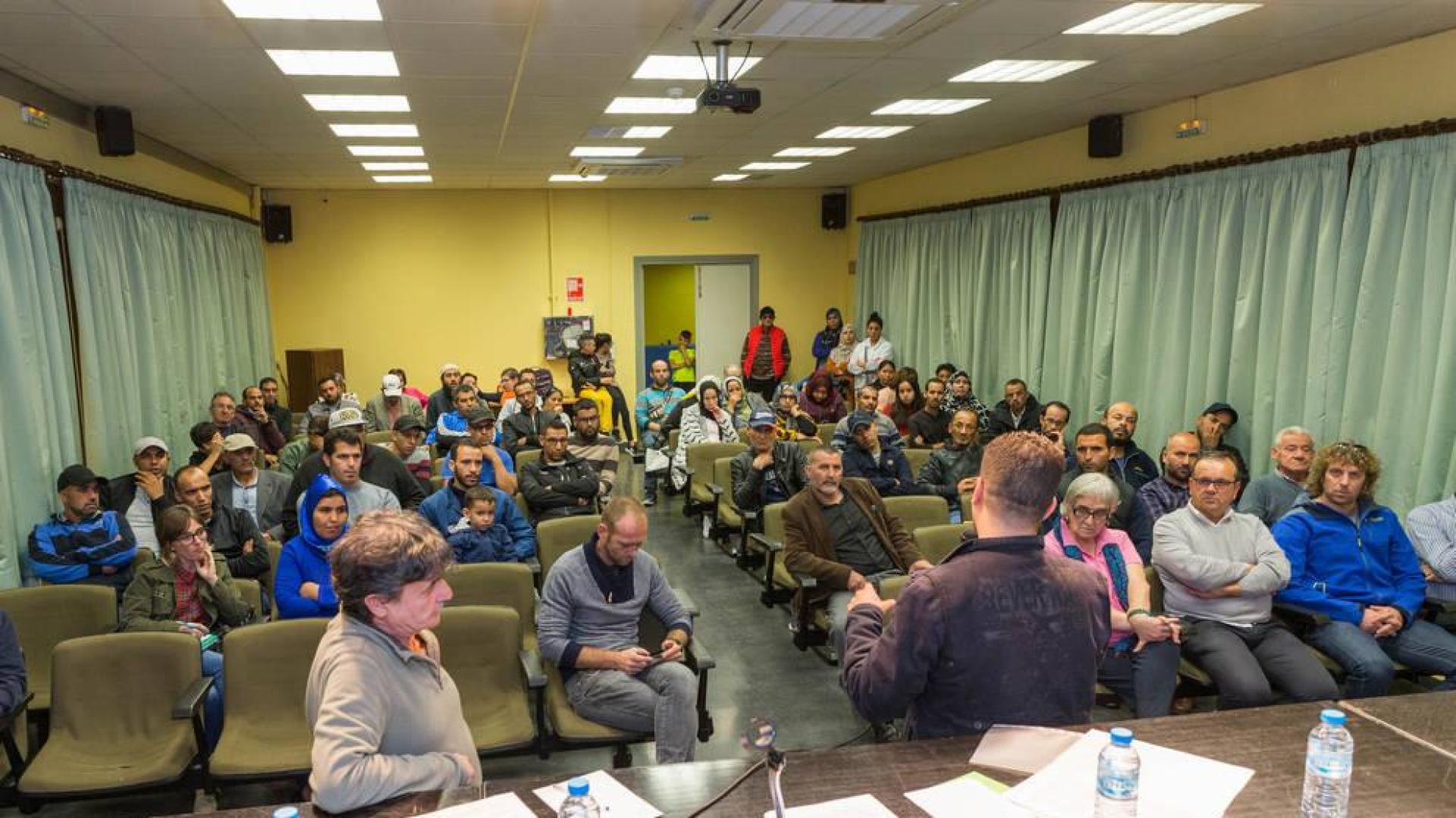 Imagen de la reunión que mantuvieron inquilinos afectados en alquiler social hace un mes en Cortes.