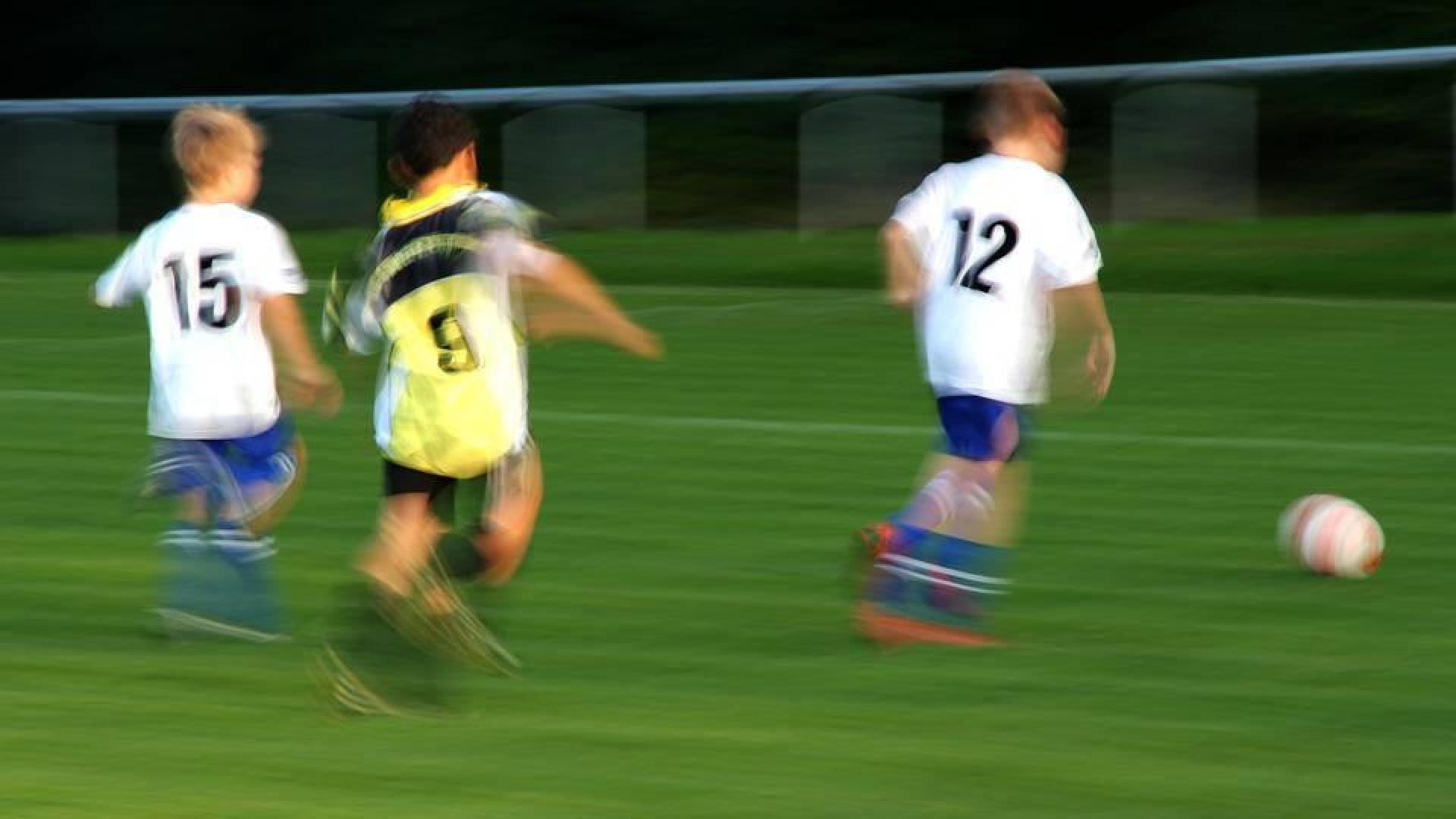 Un partido de fútbol protagonizado por niños en una imagen de recurso.