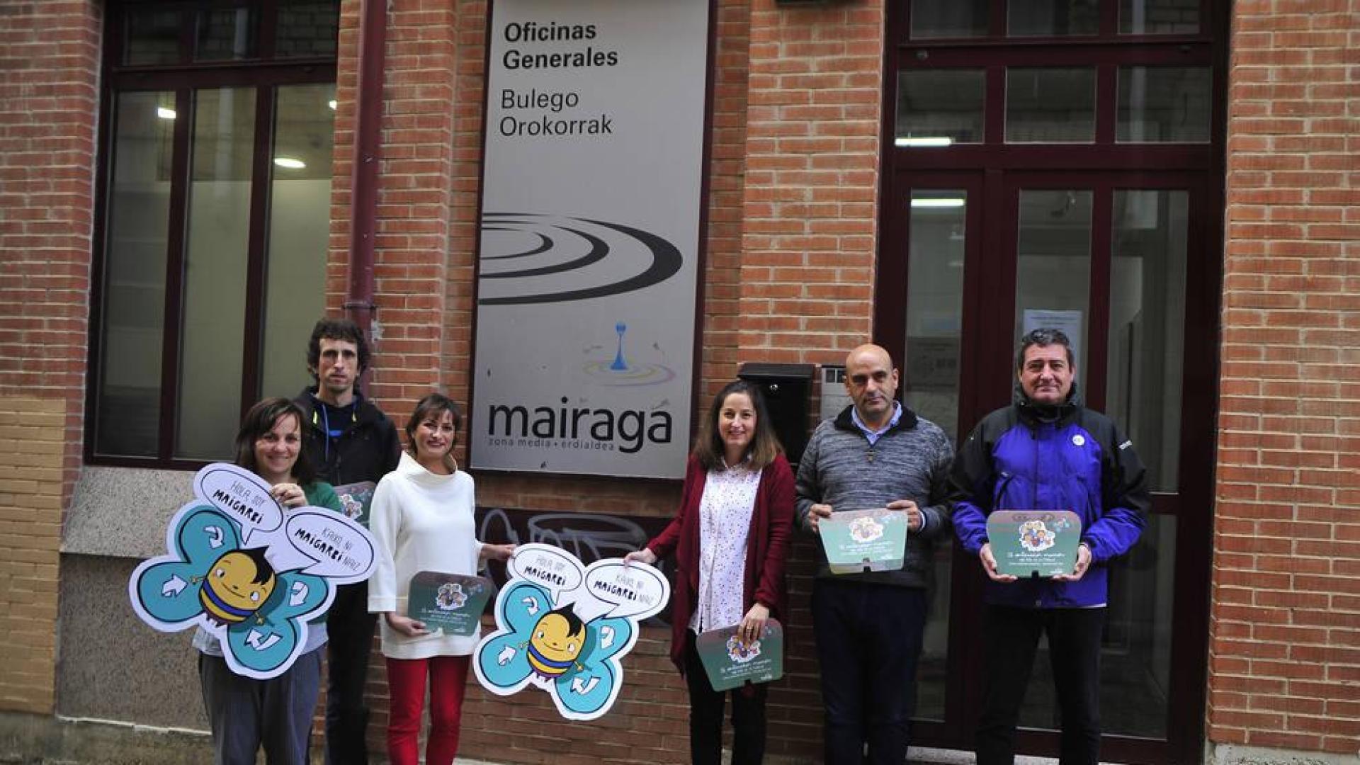 Desde la izda., Miriam Cameros, ilustradora del cuento; Eduardo Goldaracena, impresor; Sara Brun, autora del cuento; Marian Brun, maquetadora; José Mª Alcuaz, responsable de residuos de la mancomunidad; y Pedro Leralta, presidente de Mairaga. Enseñan el cuento y la nueva mascota 'Maigarbi'.