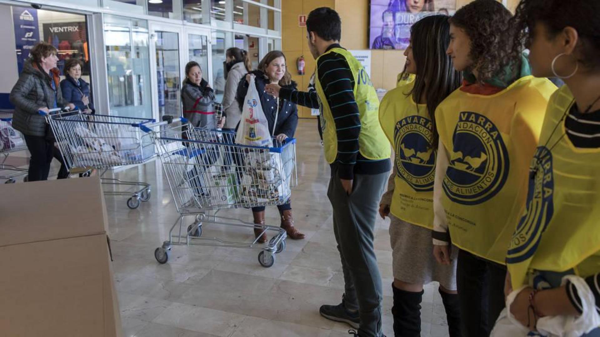 Recogida de alimentos en la puerta del hipermercado Leclerc.