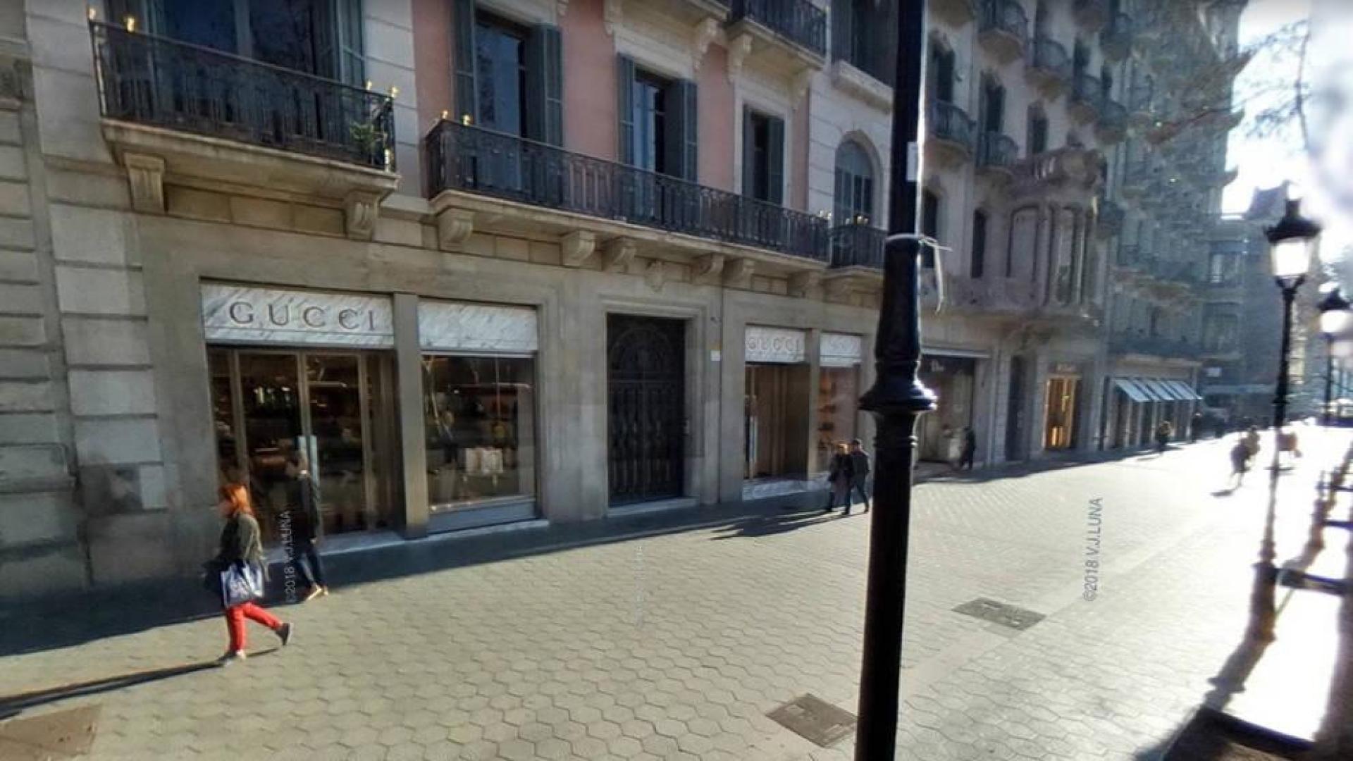 Asaltan una tienda de Gucci en Barcelona tras lanzar un vehículo contra el escaparate