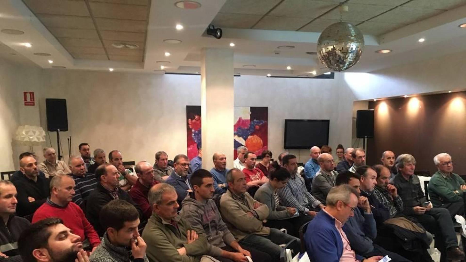 Asistentes a la jornada explicativa para los clientes de Piensos Unzué este jueves en Irurtzun.