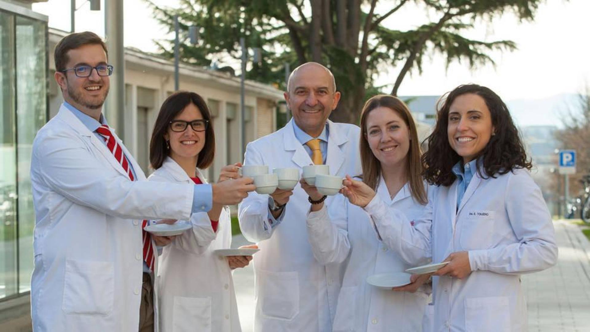 De izquierda a derecha: Alfredo Gea, Nerea Martín-Calvo, Miguel A. Martínez-González, Adela Navarro y Estefanía Toledo, autores del estudio de la Universidad de Navarra.