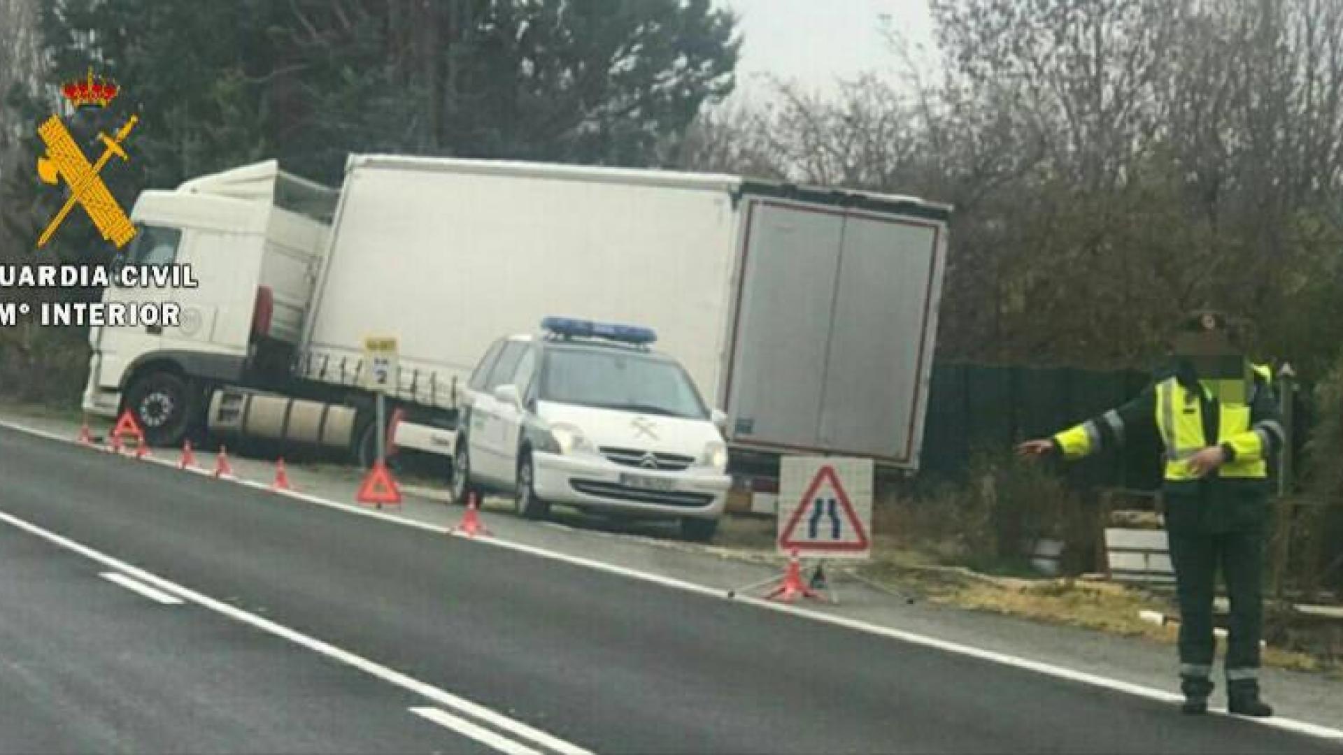 Auxiliado un camionero tras quedarse atascado en el arcén en la NA-8607