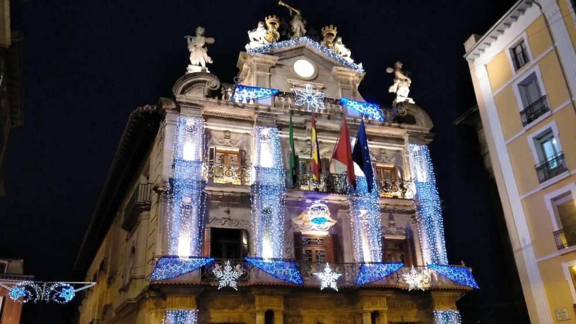 Pamplona enciende la iluminación navideña con nuevos elementos decorativos