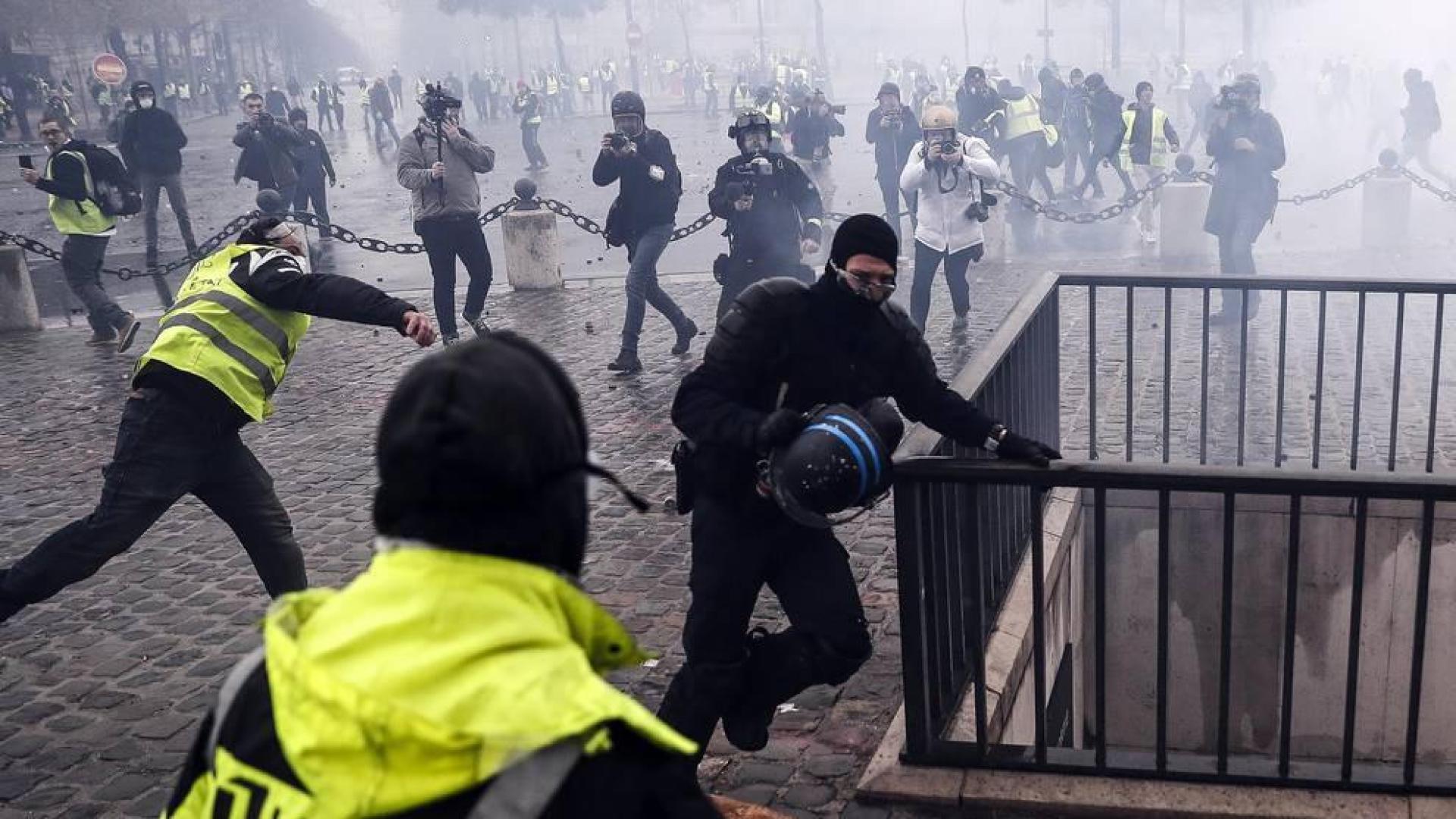 Los enfrentamientos con los antidisturbios volvieron a marcar la manifestación de los 'chalecos amarillos' en los Campos Elíseos, ya que 1.500 alborotadores -según las autoridades- perturban los accesos a la avenida, donde las autoridades responden con gases lacrimógenos y cañones de agua.