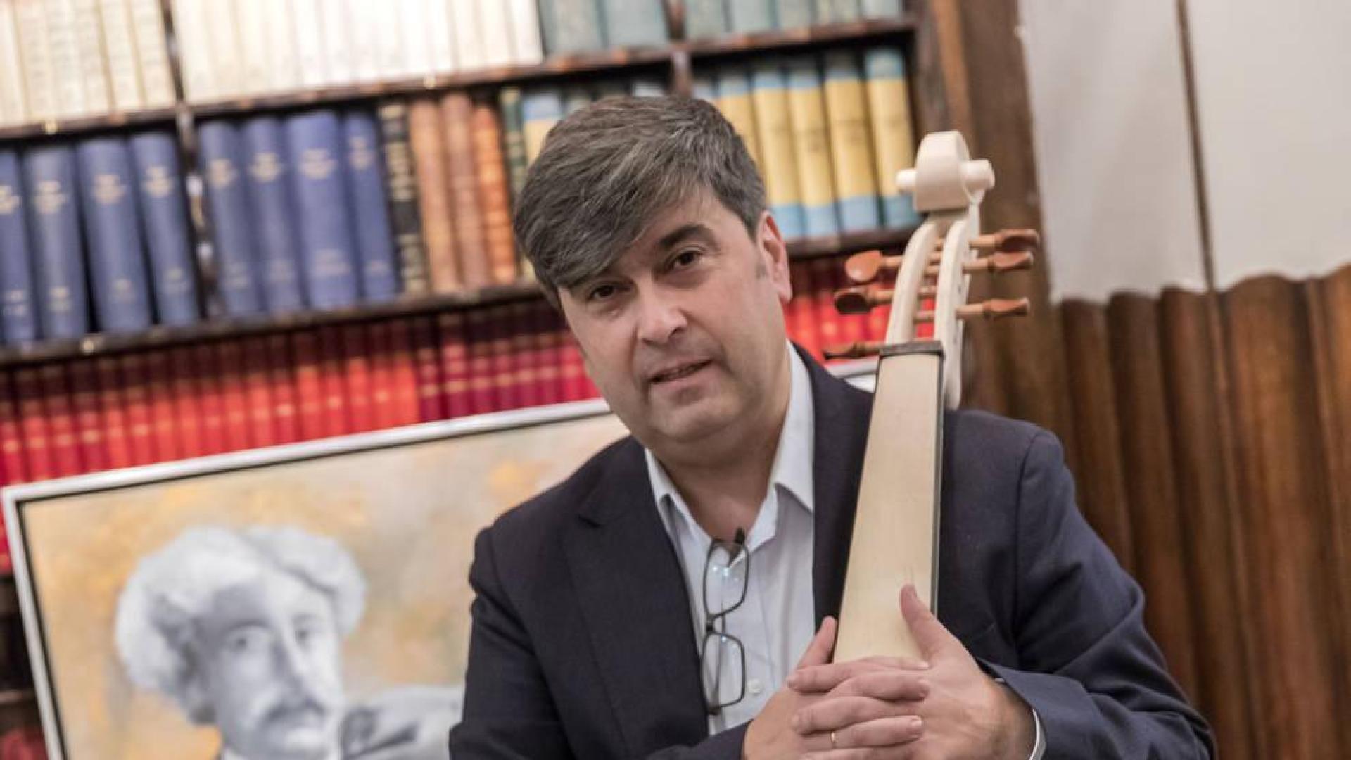 Evaristo Bretos con una de sus violas da gamba en proceso de creación.