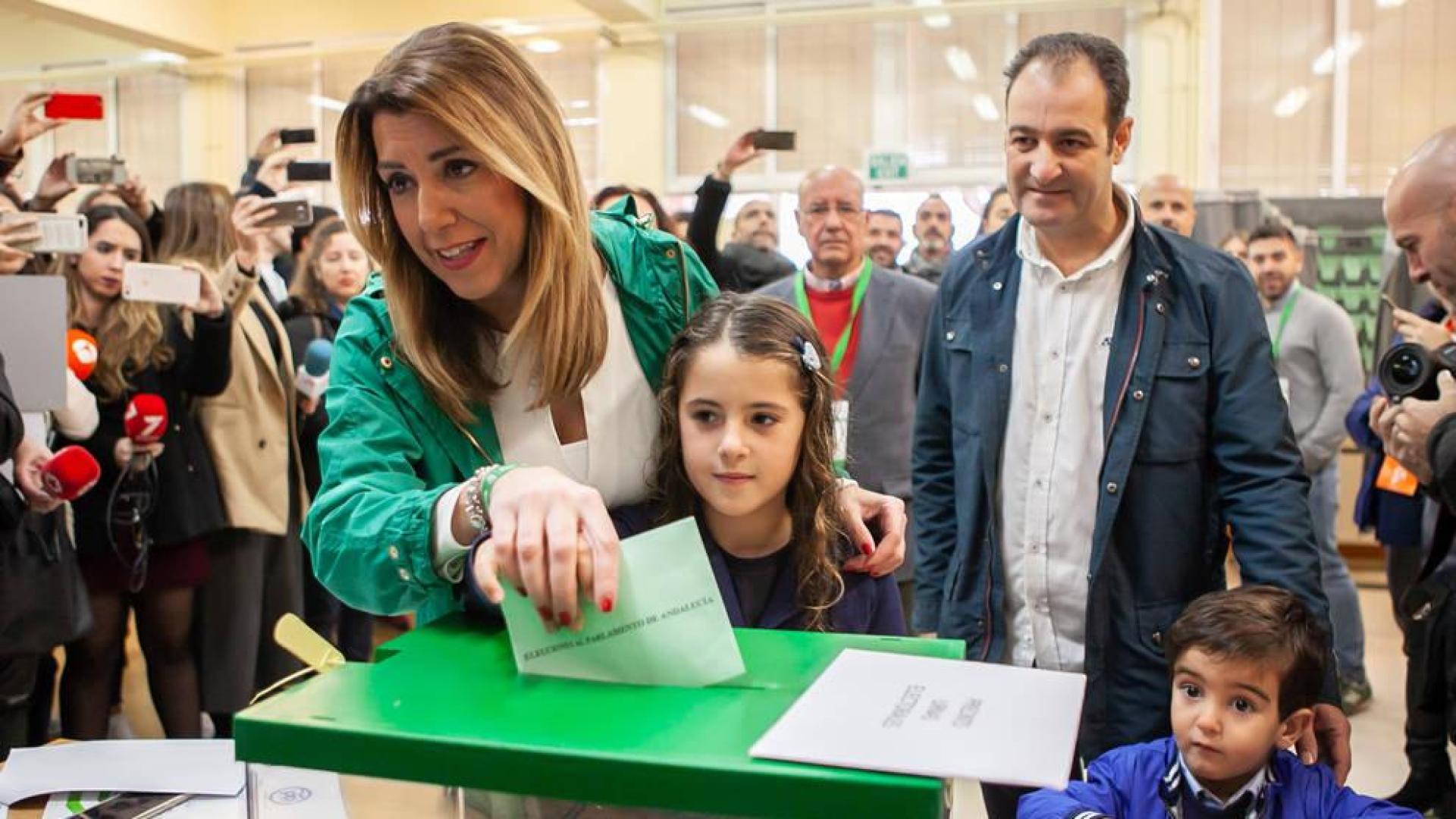Dos apoderados de Vox increpan a Susana Díaz momentos antes de votar