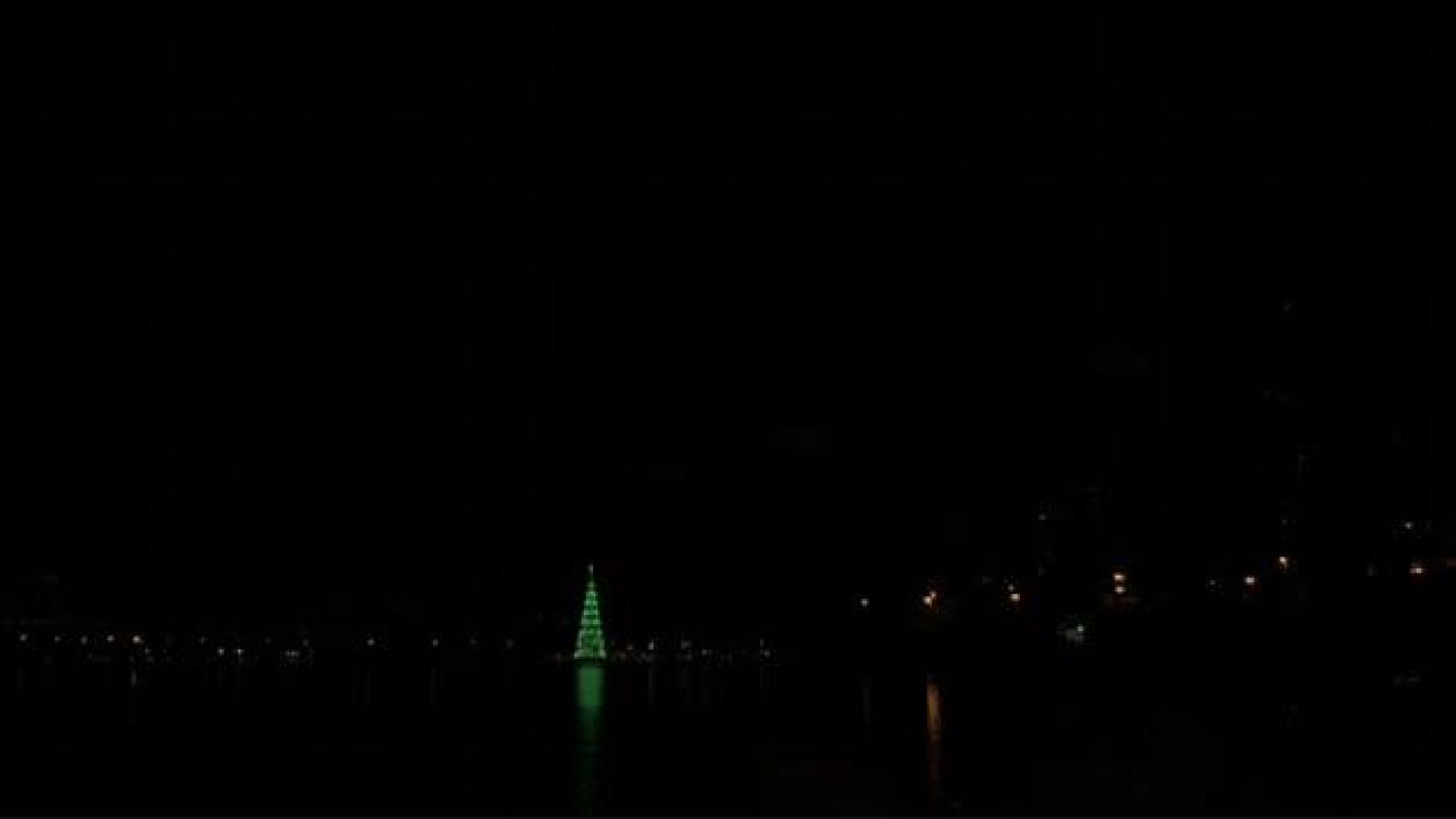 Río de Janeiro enciende el árbol de Navidad flotante más alto del mundo