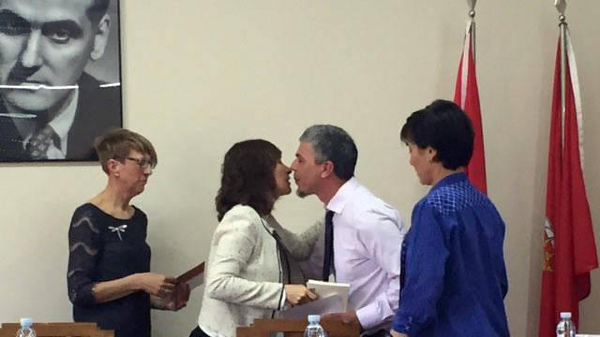 El escritor argentino Cassara recibe el Premio de Crítica Literaria Amado Alonso