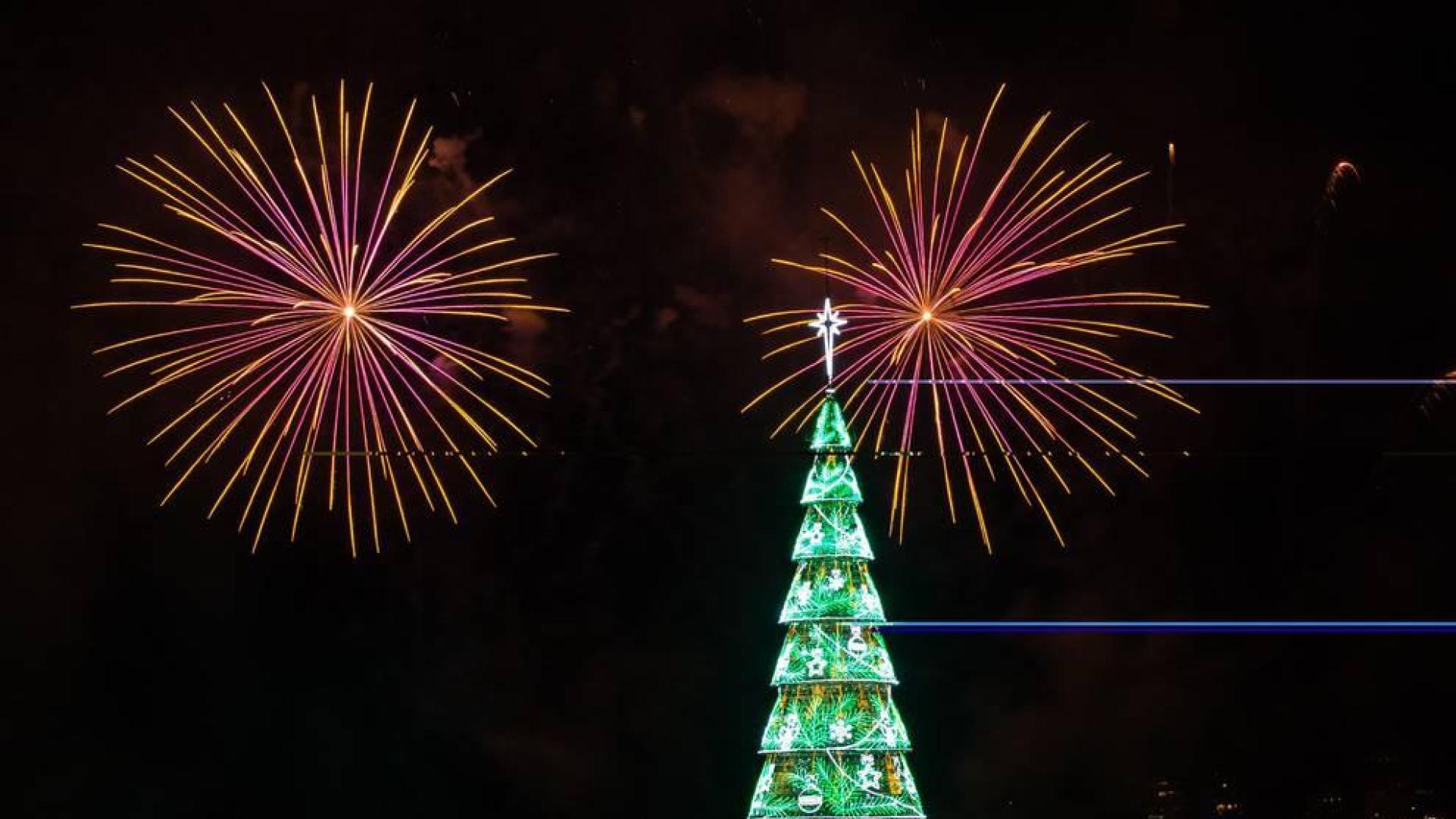 Río vuelve a encender el árbol de Navidad flotante más grande del mundo