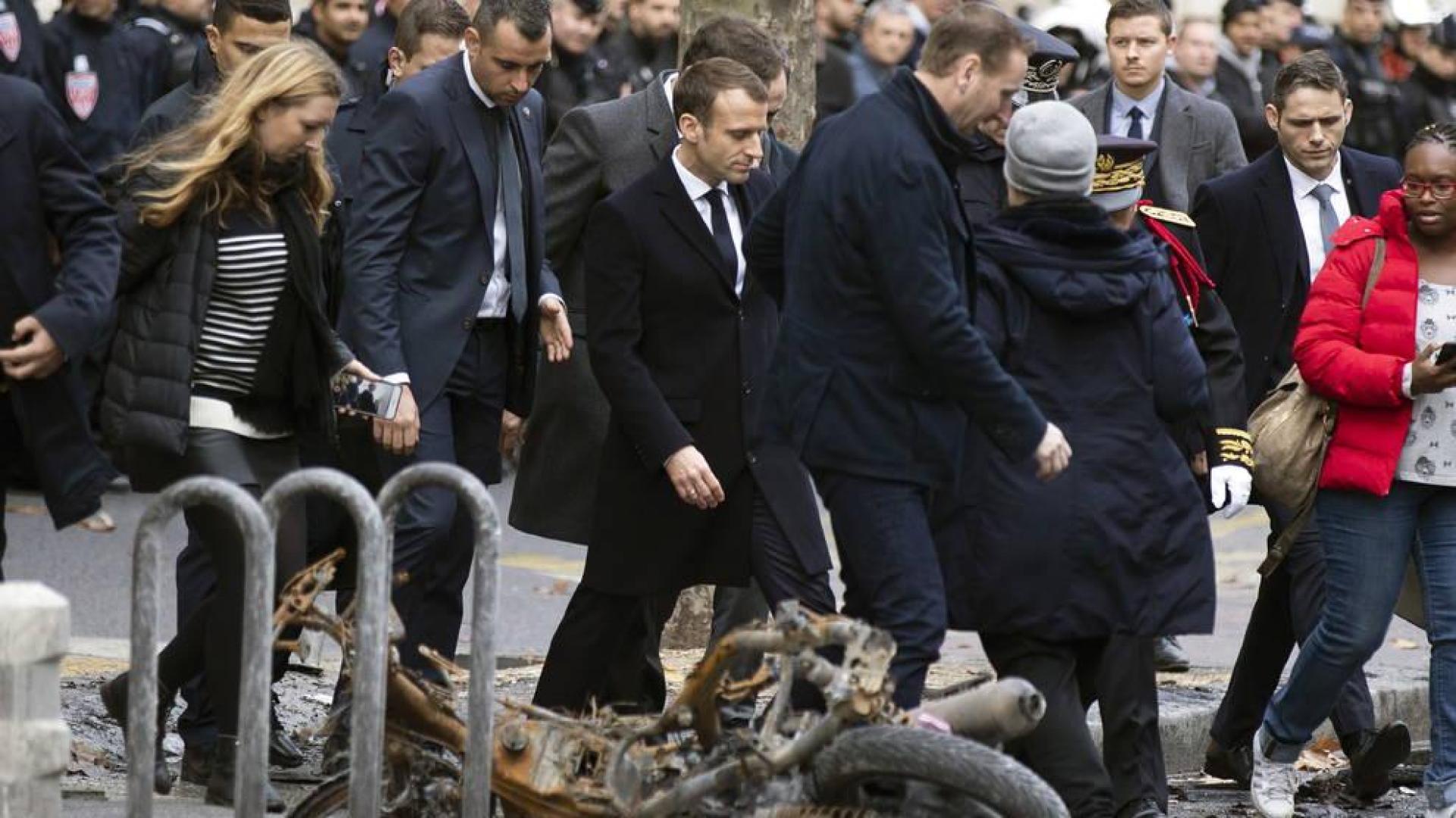 Macron se dejó ver a primera hora en la zona más afectada por los tumultos del sábado -el Arco del Triunfo y sus avenidas- para comprobar los daños provocados por las protestas.