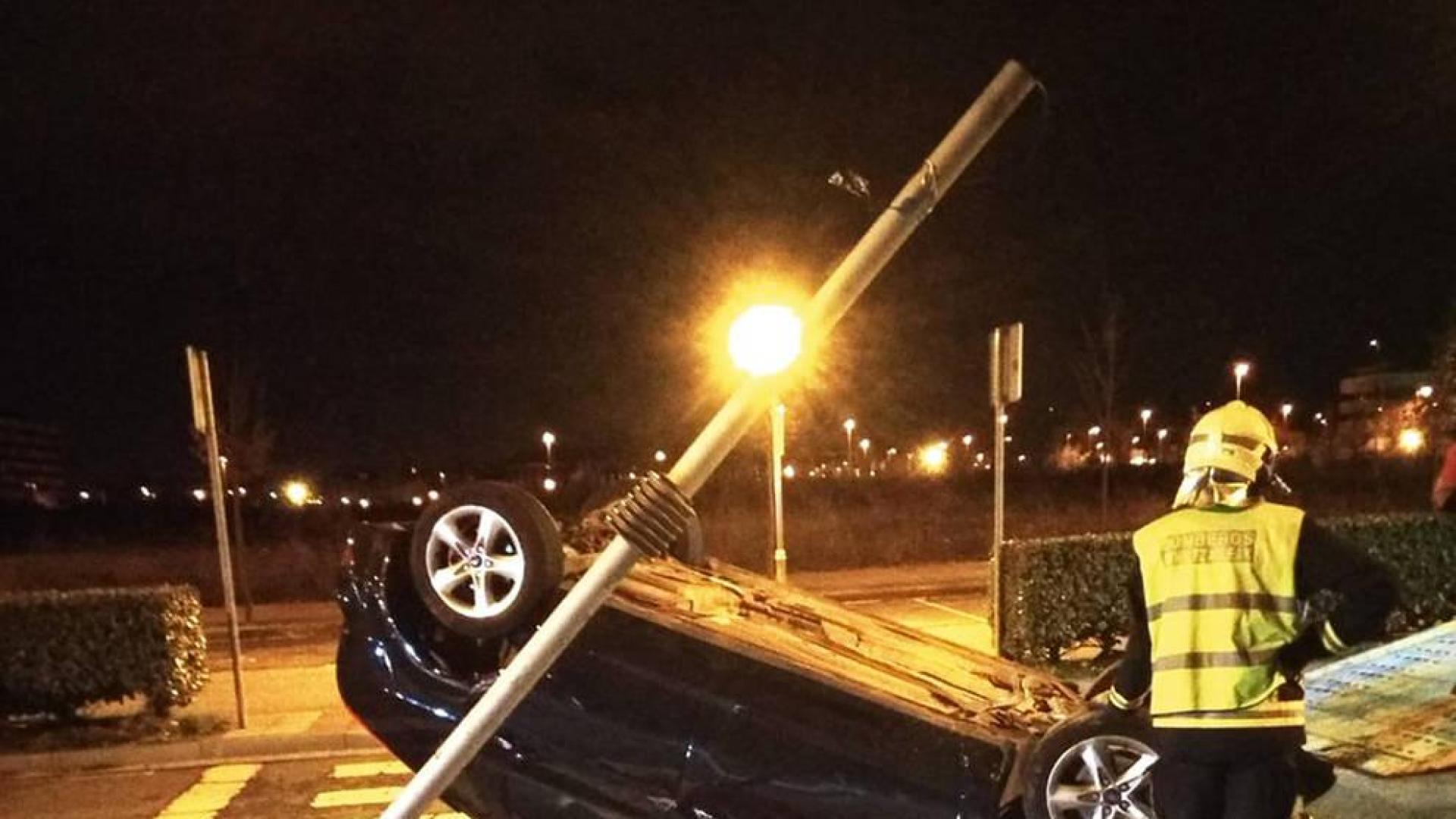 El vehículo accidentado en la Avenida Roma de Ripagaina tras sufrir el accidente