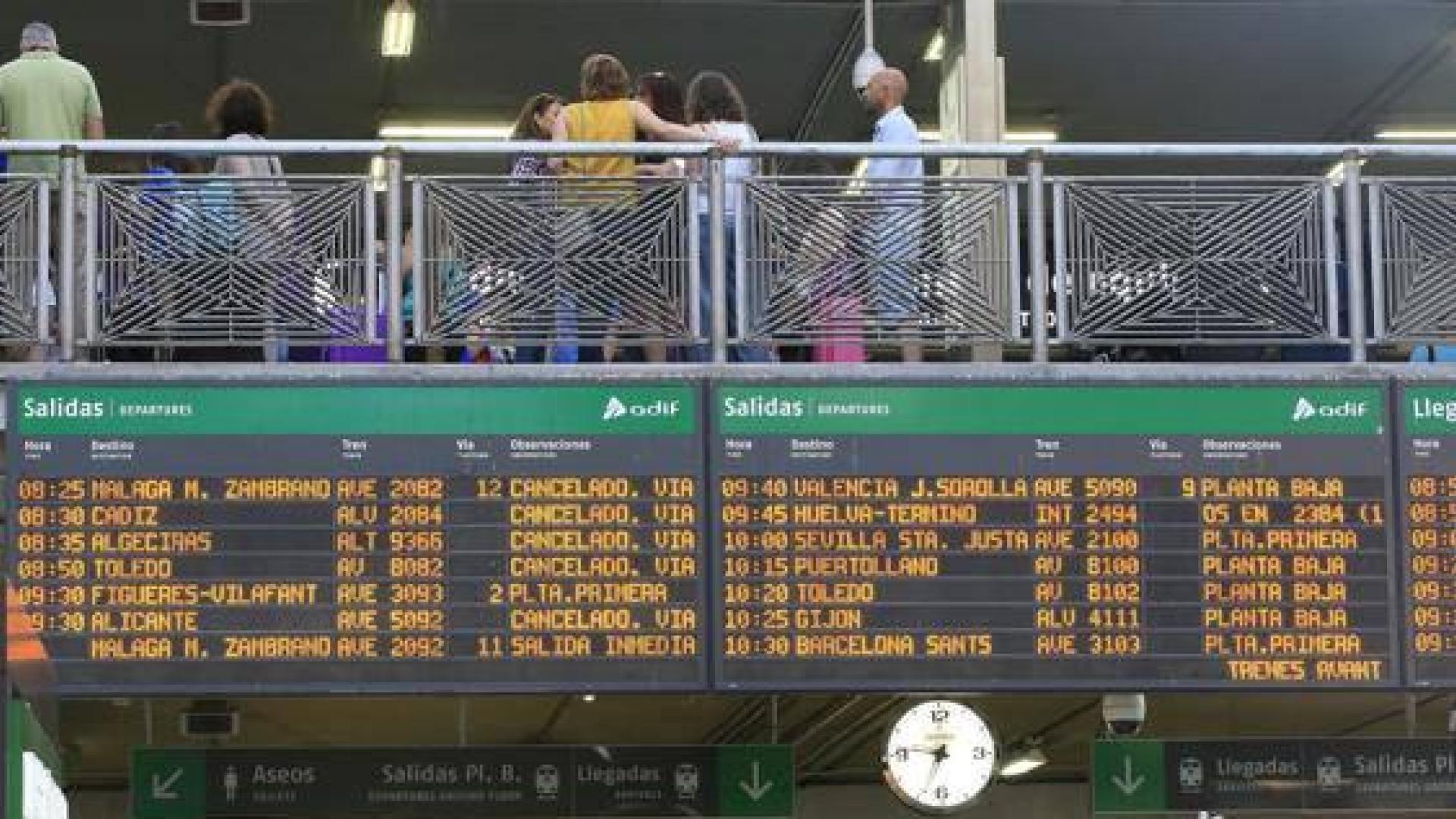 Panel con anulaciones y cancelaciones en la estación de Atocha.