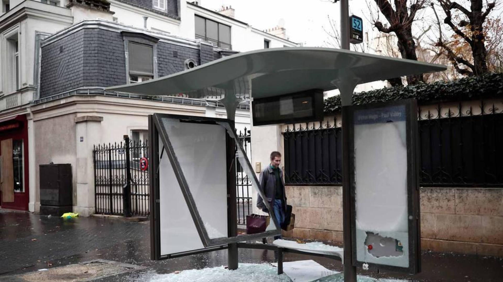 Los 'chalecos amarillos' continúan con los disturbios en la capital francesa