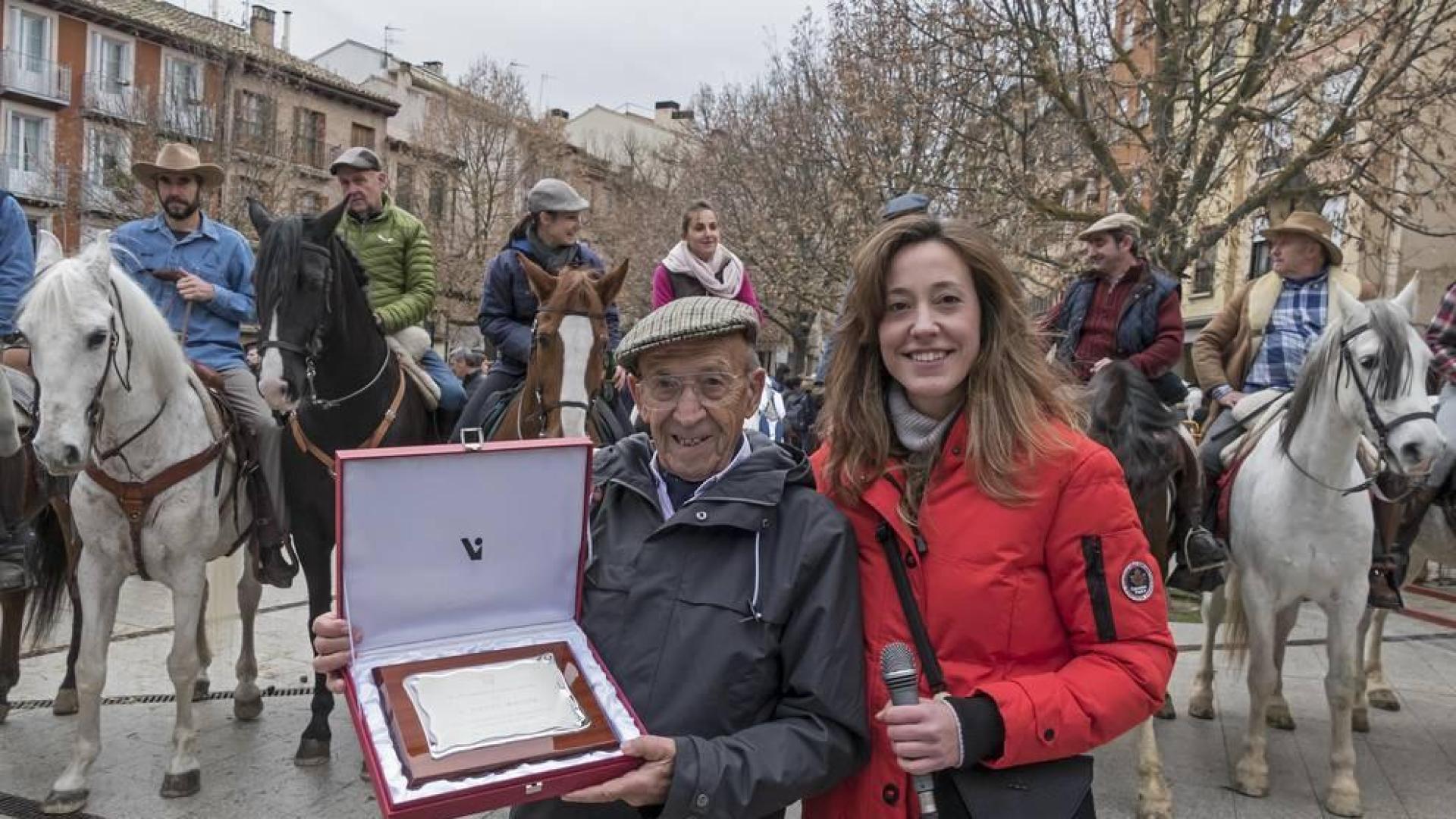 La edil Marta Astiz entrega la plaza a  Rufino Ojer Osés, amigo de la familia Macua.
