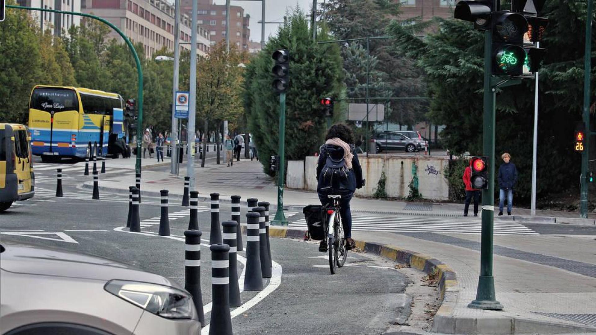 La confluencia de peatones, ciclistas y tráfico, el gran reto de Pío XII.