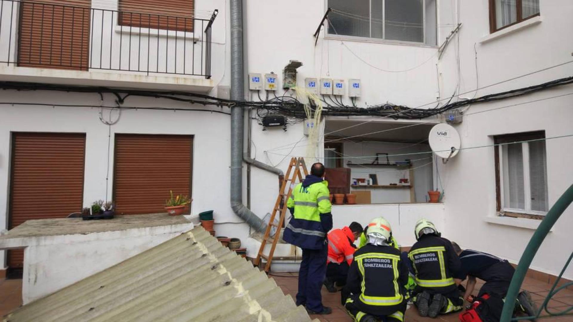 Sufre una descarga y se cae de una escalera en Pamplona