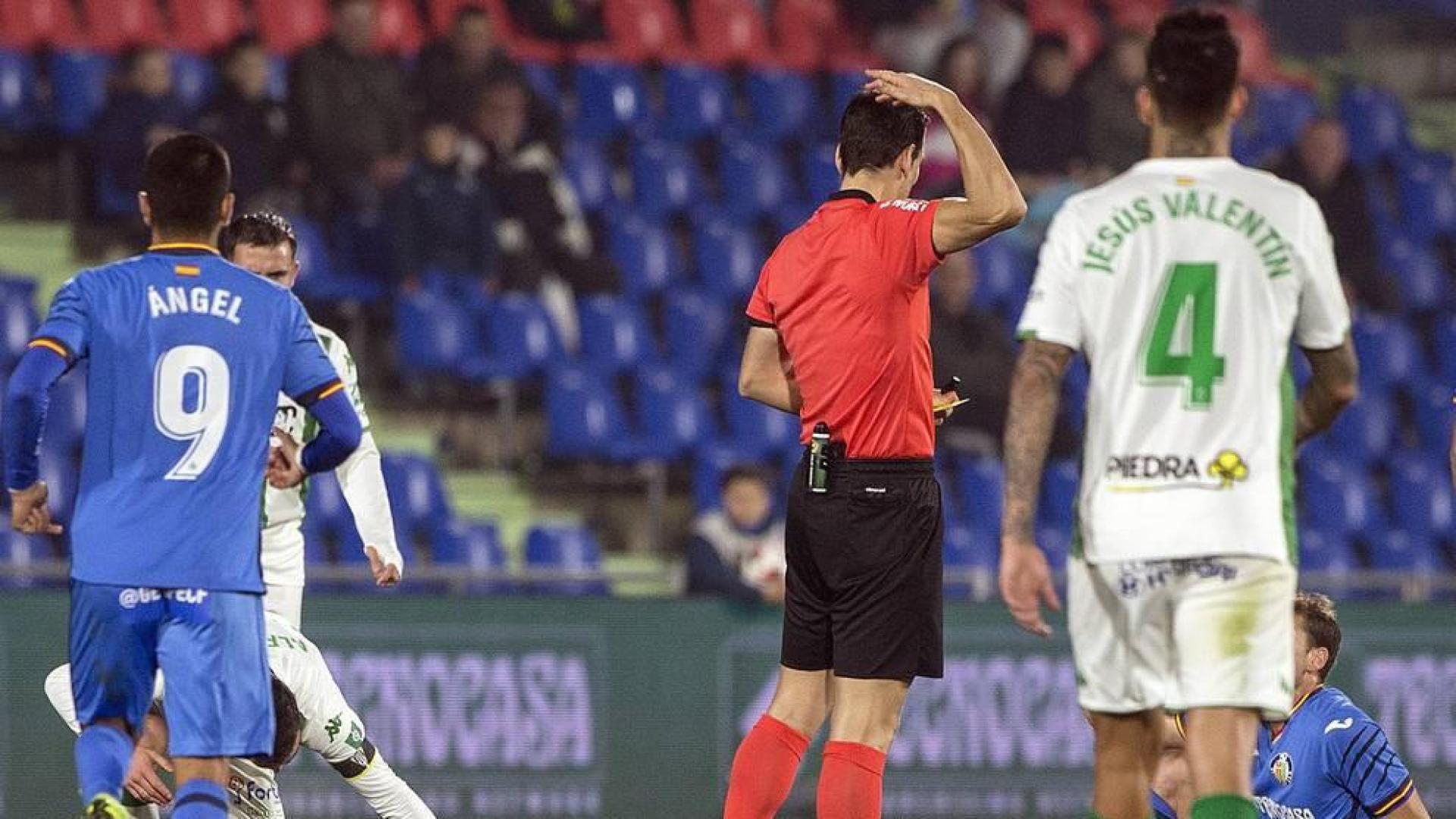 Jaime Romero, ex de Osasuna, abandona el Getafe-Córdoba en camilla y con collarín