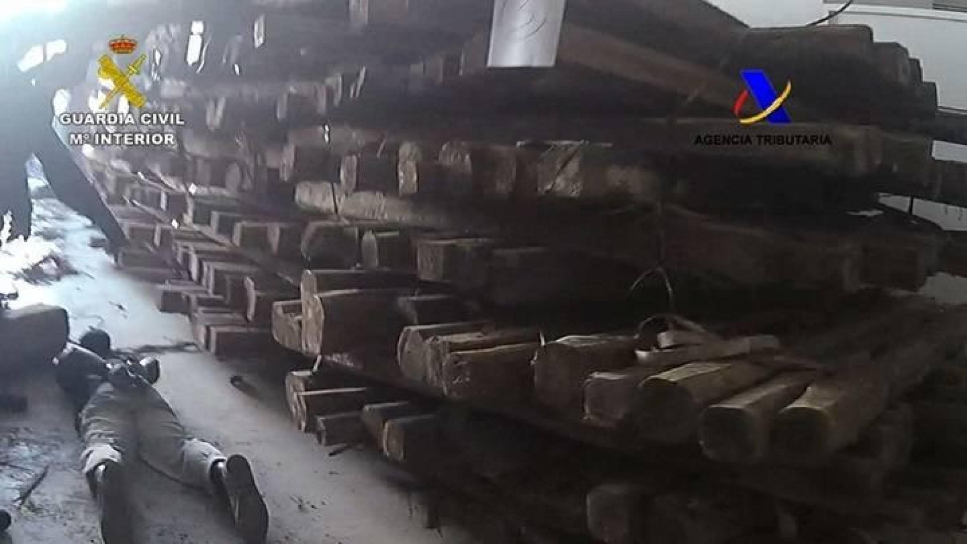 Hallan 1.250 kilos de cocaína ocultos en troncos en Algeciras y Amberes