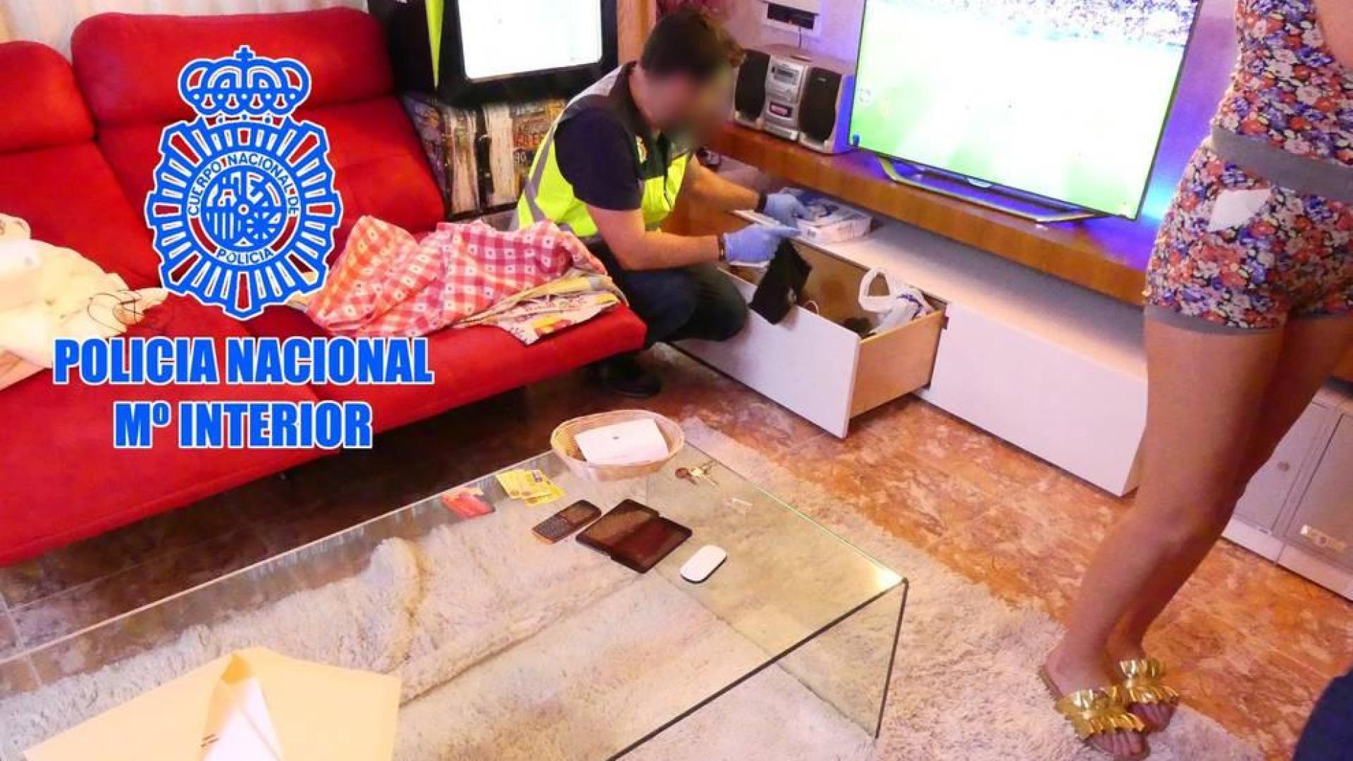 La Policía investiga uno de los pisos de las víctimas.