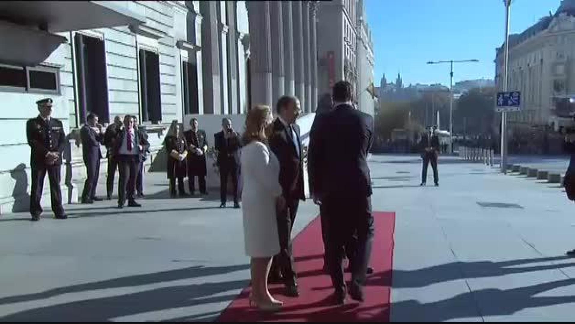 Sonoros abucheos a Sánchez a su llegada al Congreso