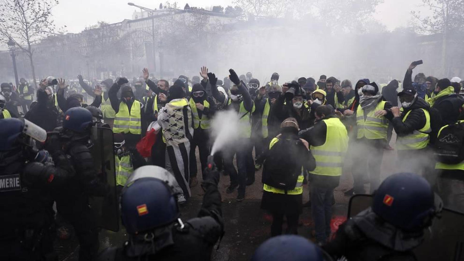 Los enfrentamientos con los antidisturbios volvieron a marcar la manifestación de los 'chalecos amarillos' en los Campos Elíseos, ya que 1.500 alborotadores -según las autoridades- perturban los accesos a la avenida, donde las autoridades responden con gases lacrimógenos y cañones de agua.