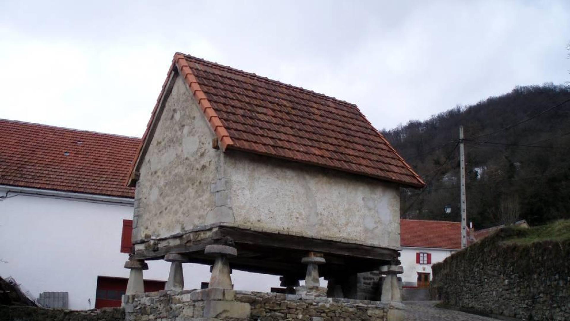 Muere una mujer al caerle un hórreo cuando tendía la ropa en Asturias