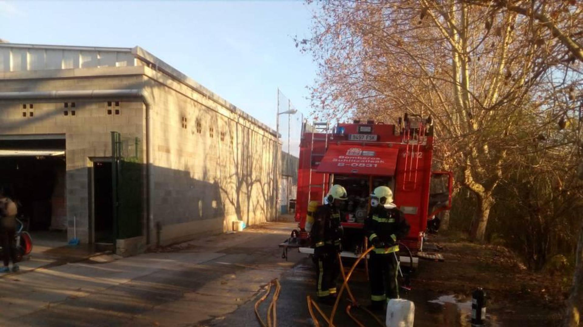 Los Bomberos extinguen el incendio en las piscinas de Andosilla.