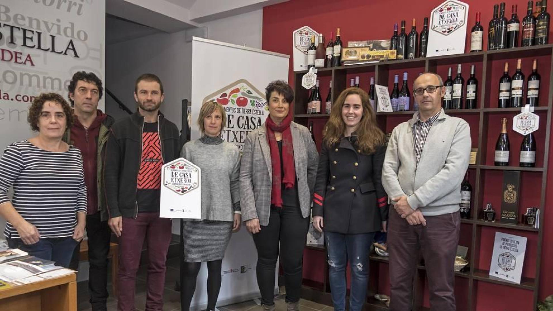 El primero de los nuevos puntos de venta, durante la inauguración en la sede del consorcio turístico.
