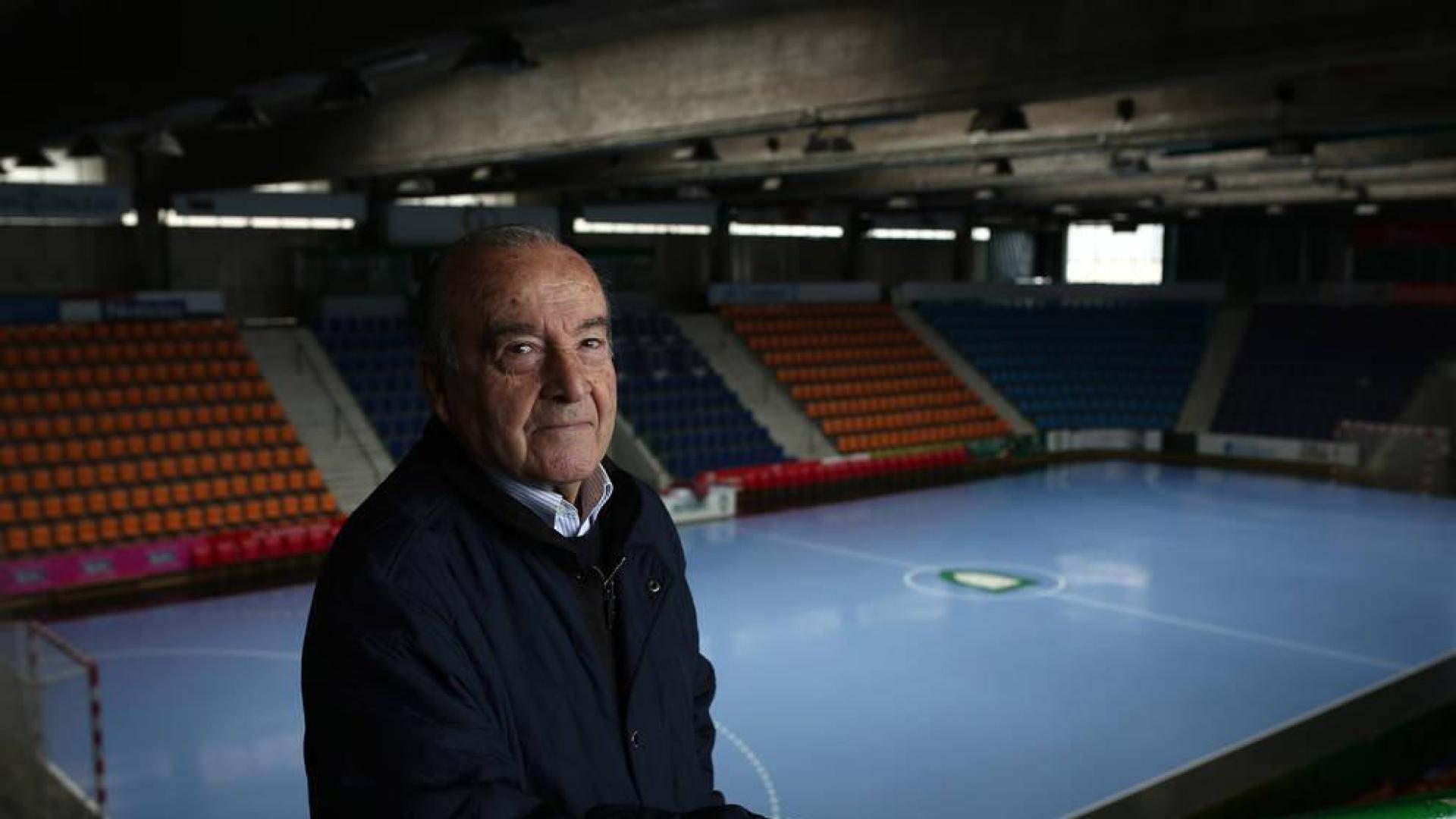 Juan Luis Irurre en el pabellón del Anaitasuna, inaugurado en 1971.