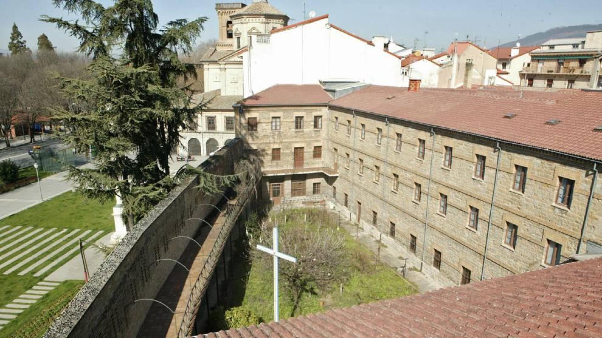 El parking subterráneo se construiría en dos planta bajo el sótano del patio ajardinado del antiguo convento, en la imagen.