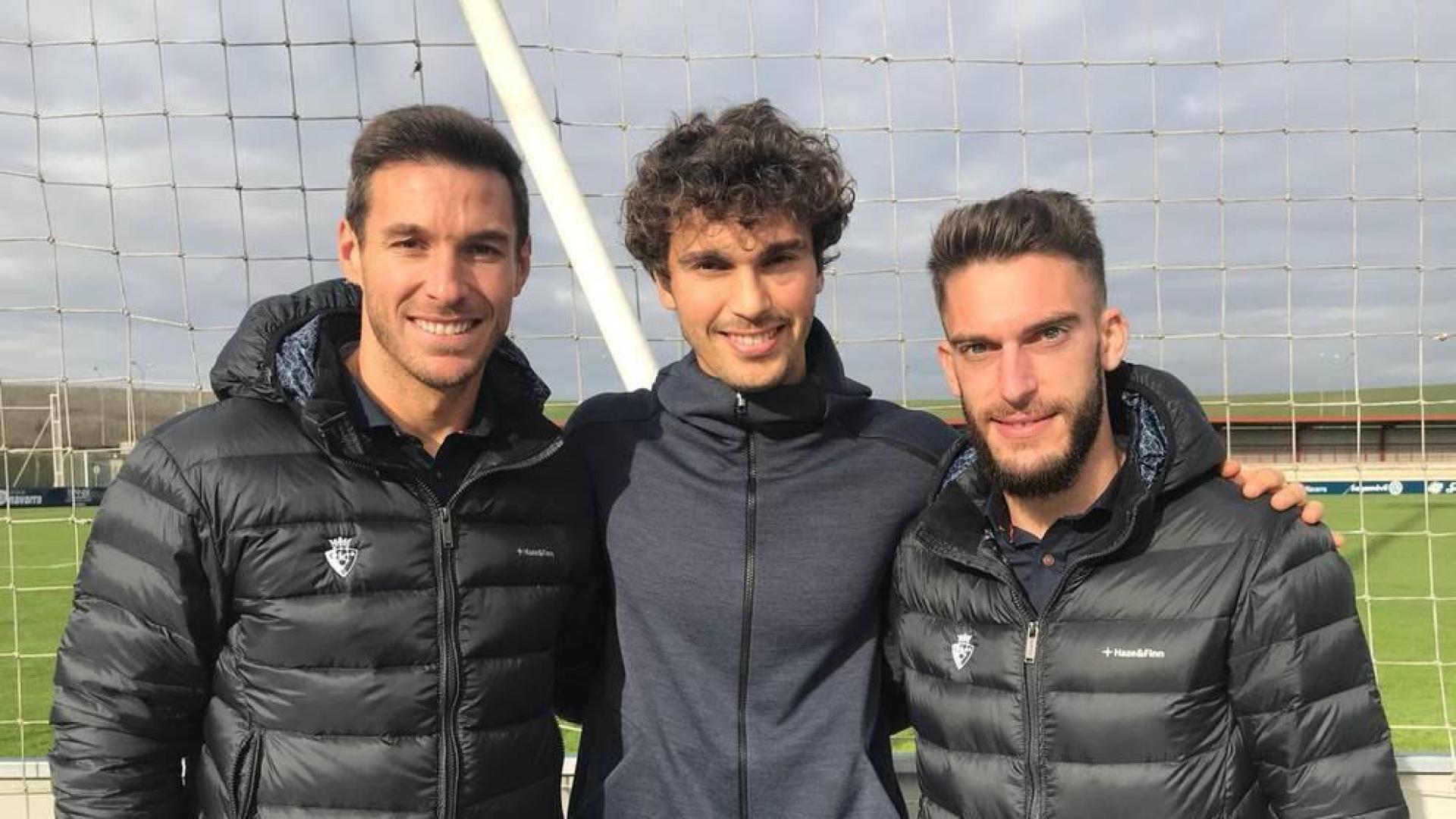 Lucas Torró visita a sus excompañeros de Osasuna en Tajonar