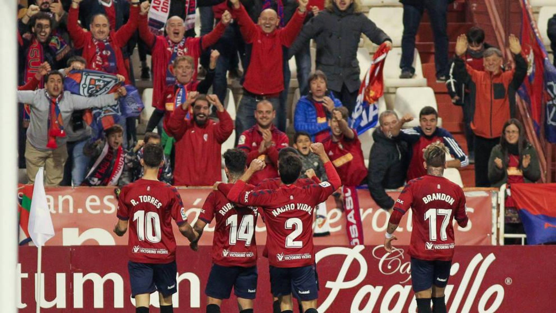 EL SUSTO DE INDAR GORRI EN EL VIAJE A ALBACETE. Osasuna estuvo arropado este sábado por más de un centenar de seguidores. La afición se dejó notar desde antes del encuentro en los aledaños del estadio. Los seguidores vibraron con los goles de Torres y de Villar. No obstante, tuvieron que esperar para entrar. El club anunció entre semana que las localidades se podían adquirir desde dos horas antes en el propio campo. El numeroso público manchego que acudió a por su entrada formó grandes esperas. Pero algunos no pudieron llegar a Albacete. El autobús en el que viajaba el grupo Indar Gorri sufrió un leve accidente al salir de un área de servicio y los seguidores tuvieron que regresar.