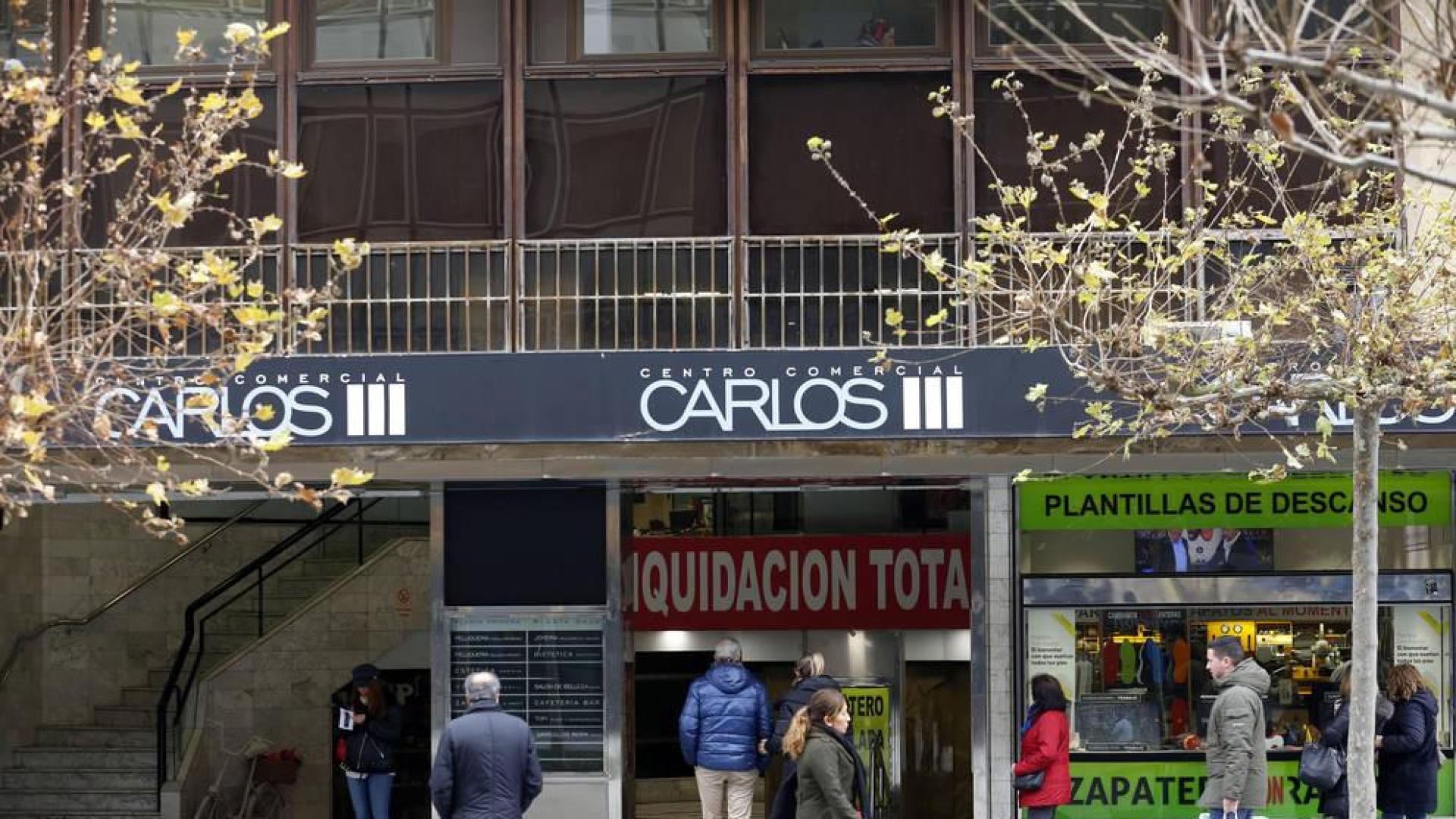 Entrada al centro comercial Carlos III en los números 13 y 15 de la avenida, que se derribará en febrero del próximo año.