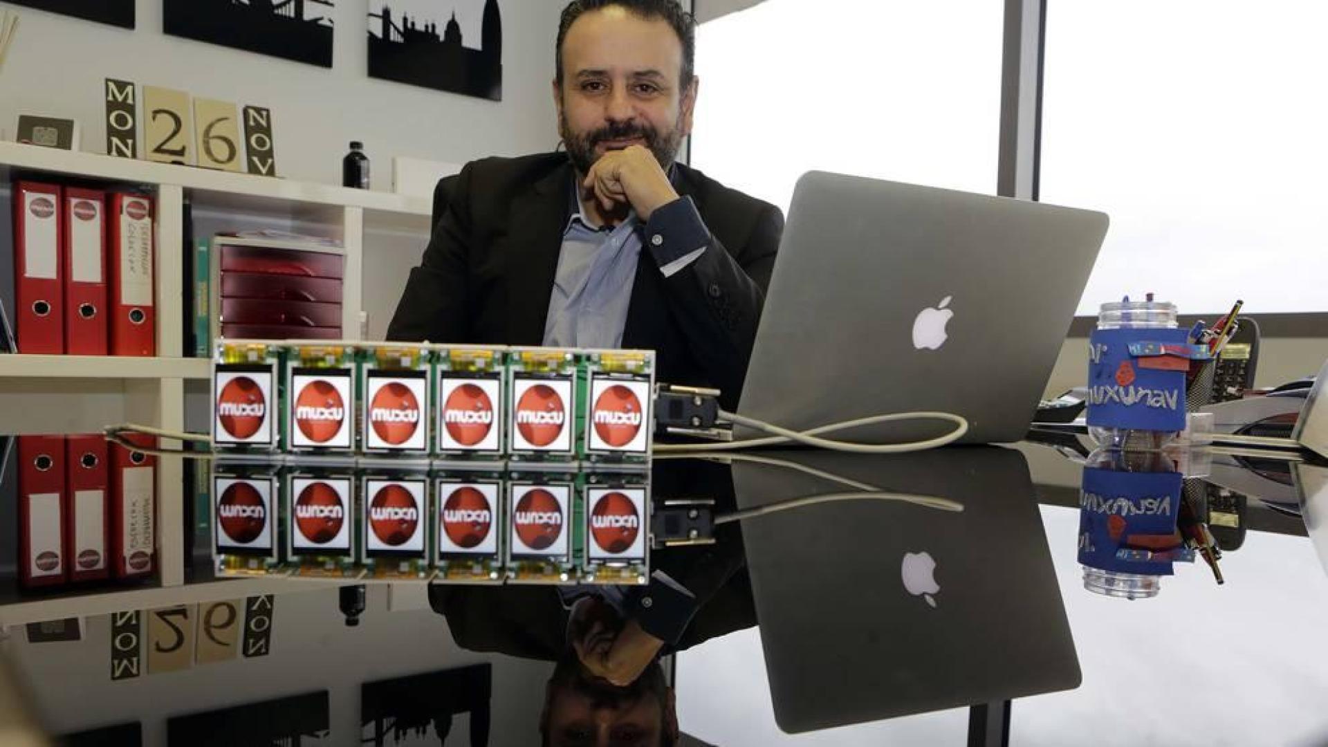 Antonio Torres López, fundador y director de la compañía, ante unos dispositivos Telmarkt para sustituir las etiquetas plásticas por pantallas digitales en las máquinas vending.