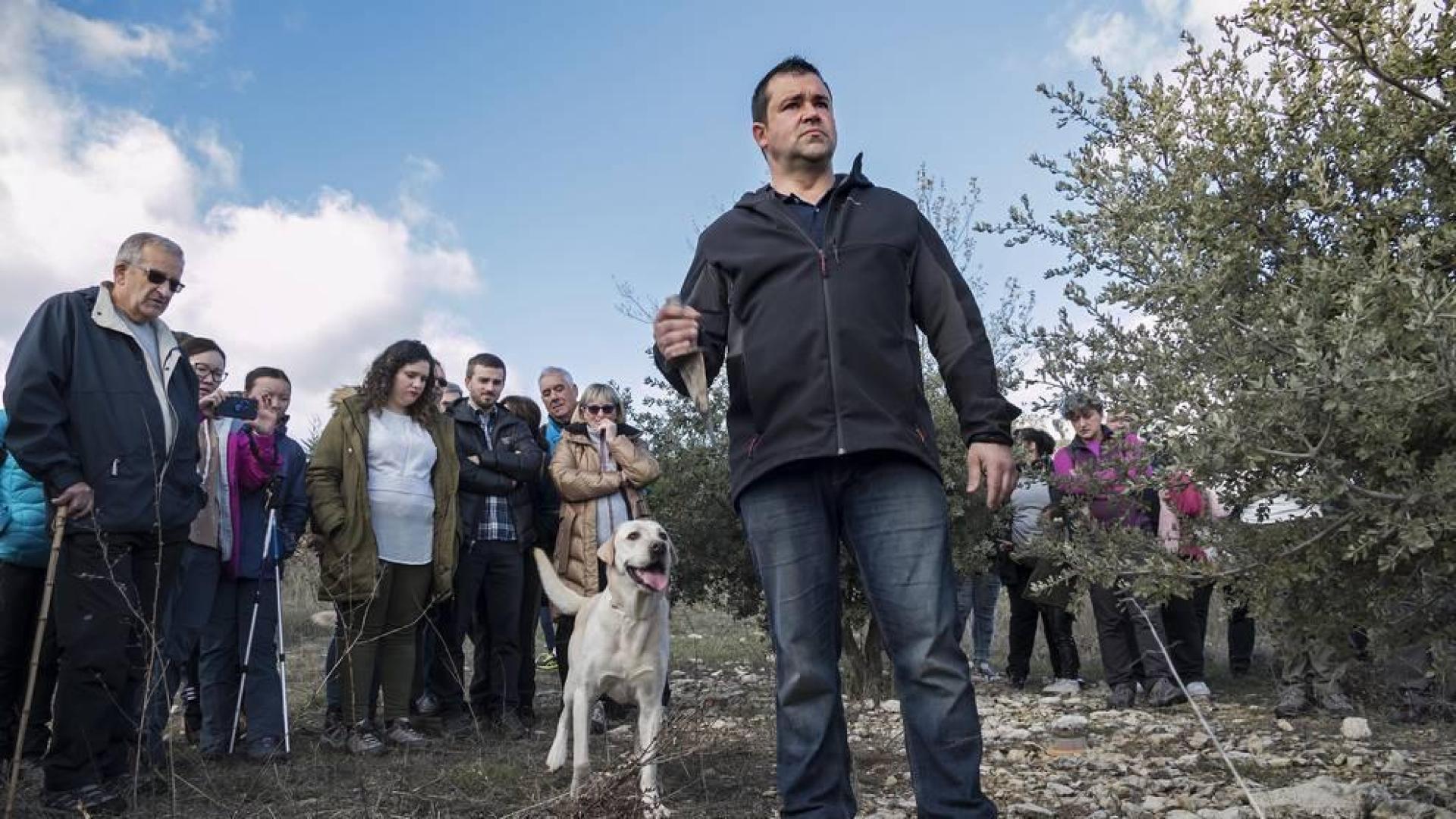 Txentxo Zugasti, responsable del Museo de la Trufa, durante la salida el viernes a las fincas próximas con el labrador Manuel.
