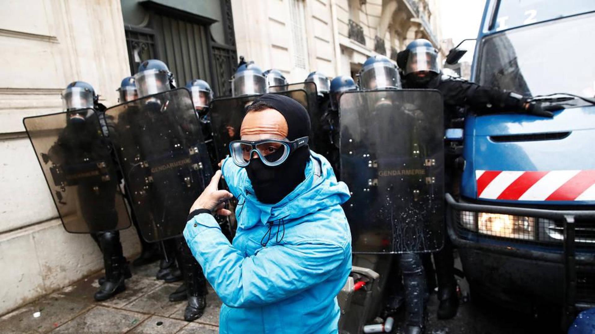 Primeras cargas y gases lacrimógenos en París contra los "chalecos amarillos"