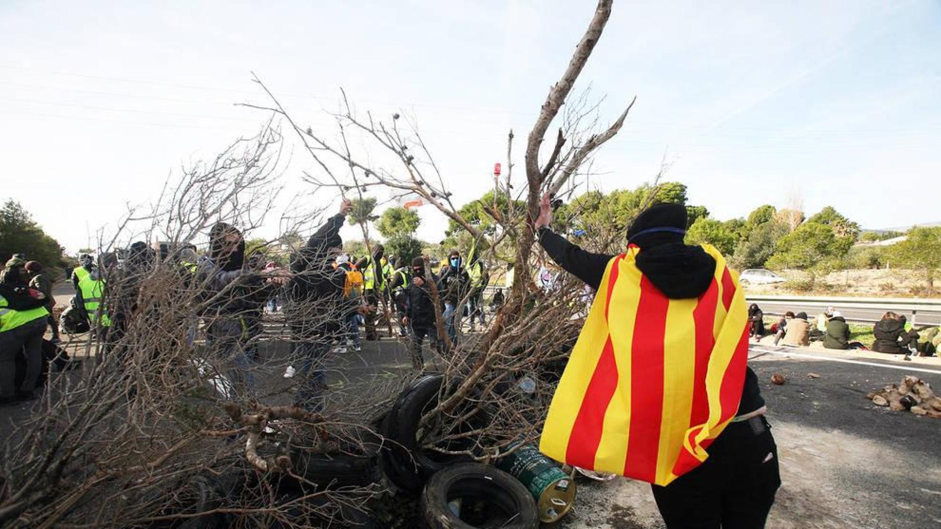 El corte de la AP-7 eleva la tensión entre camioneros y los CDR