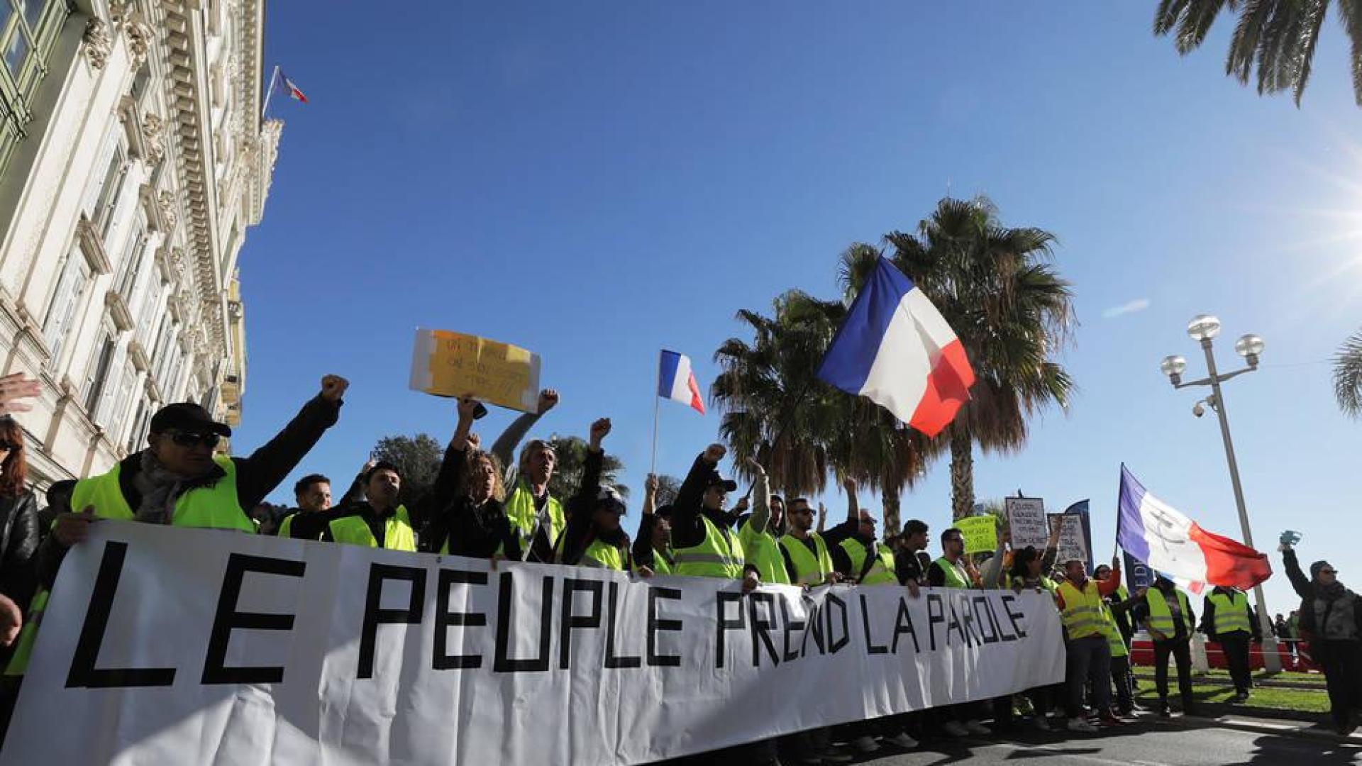 'Chalecos amarillos' impiden el paso de camiones a Francia