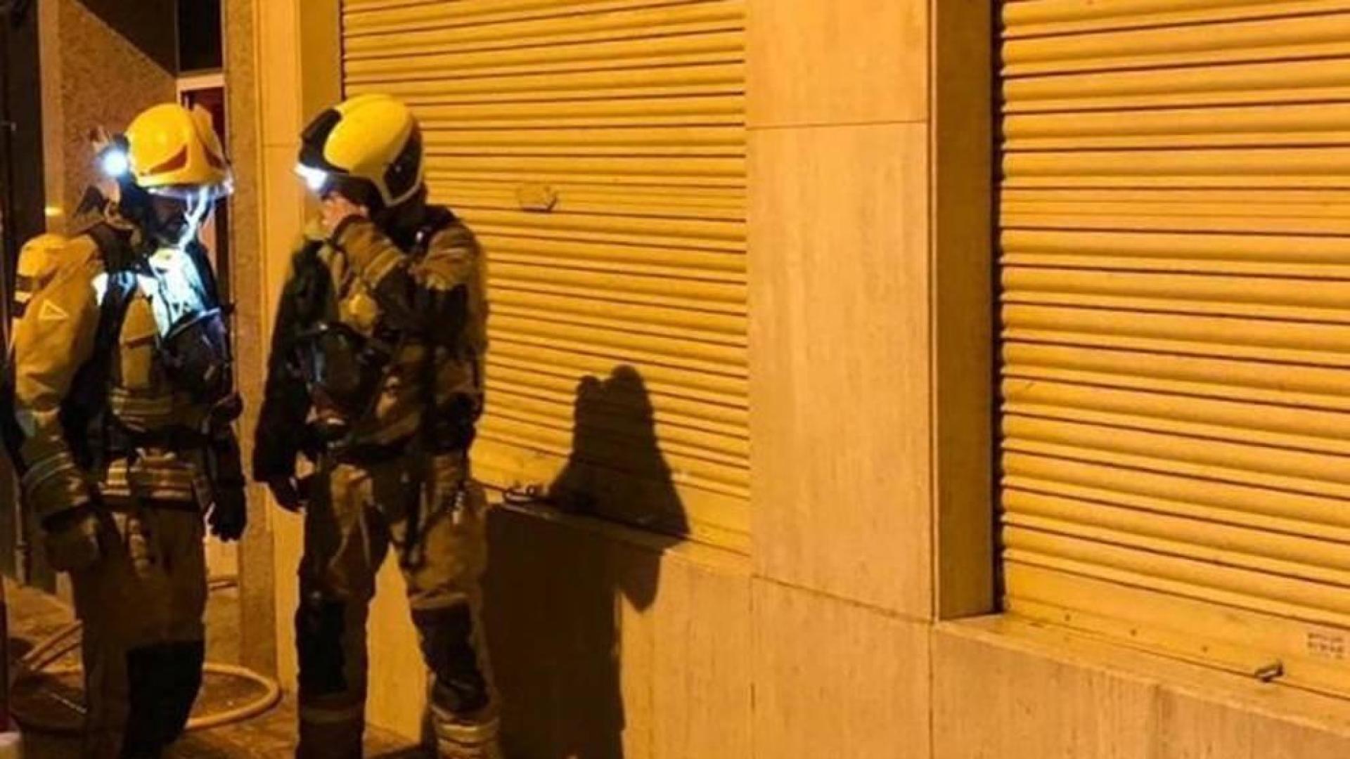Dos bomberos, tras intervenir en un incendio en Alicante.