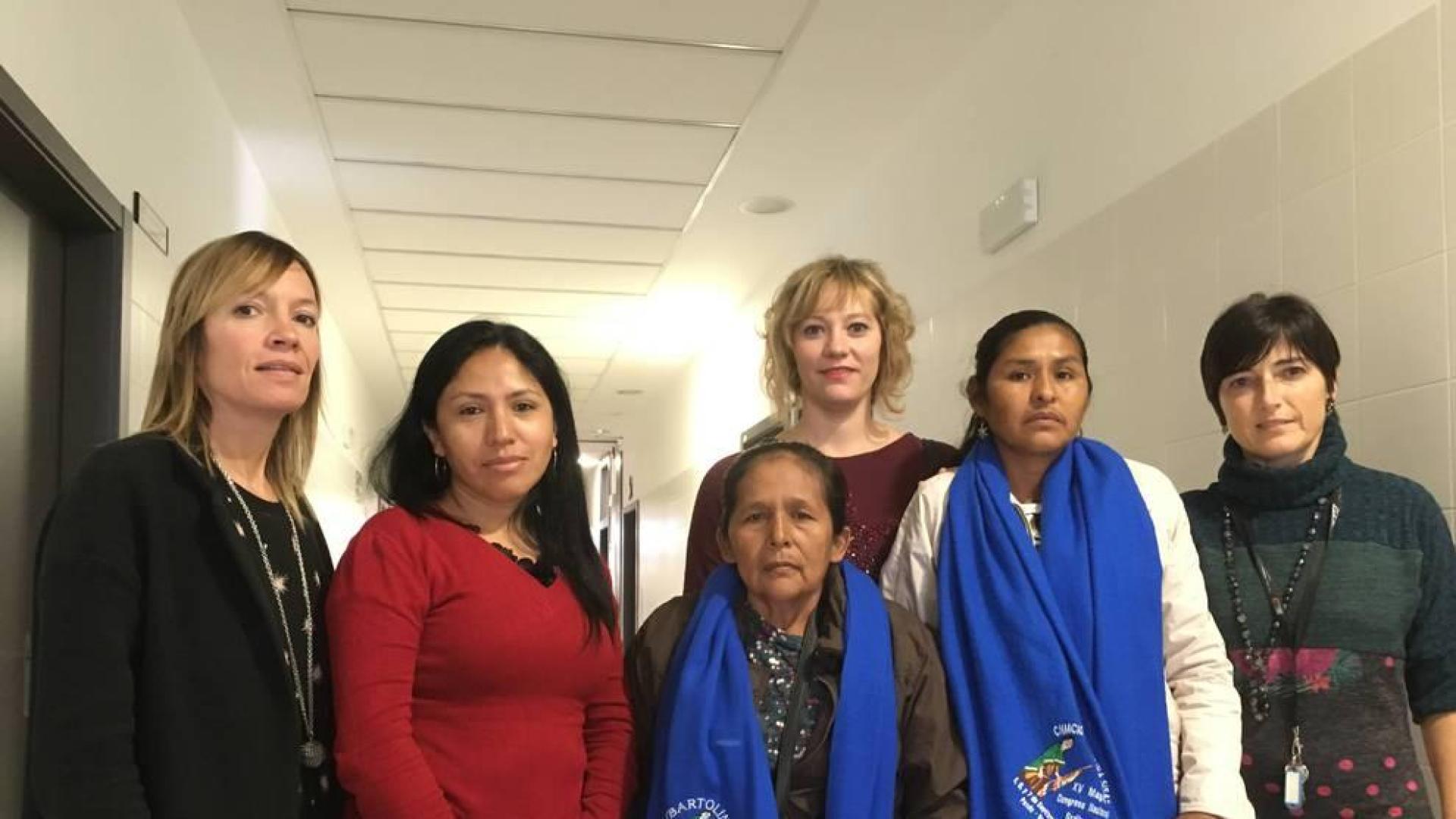 Argia Aldaya e Idoia Ortabe (Fundación Paz y Solidaridad); las tres integrantes de la Confederación Nacional de Mujeres Campesinas Indígenas Originarias de Bolivia: Marcia Edith Gonzales Torrez, María Mamani Segovia y Eloína Coca Rodríguez; y la directora del instituto Iñaki Ochoa de Olza, Aintzane Perea.