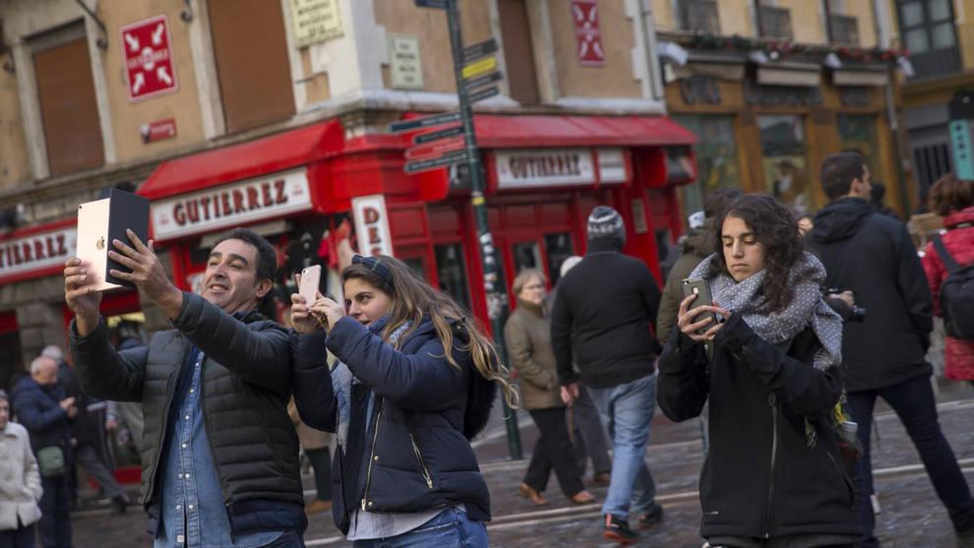 Las huellas de los turistas en Pamplona