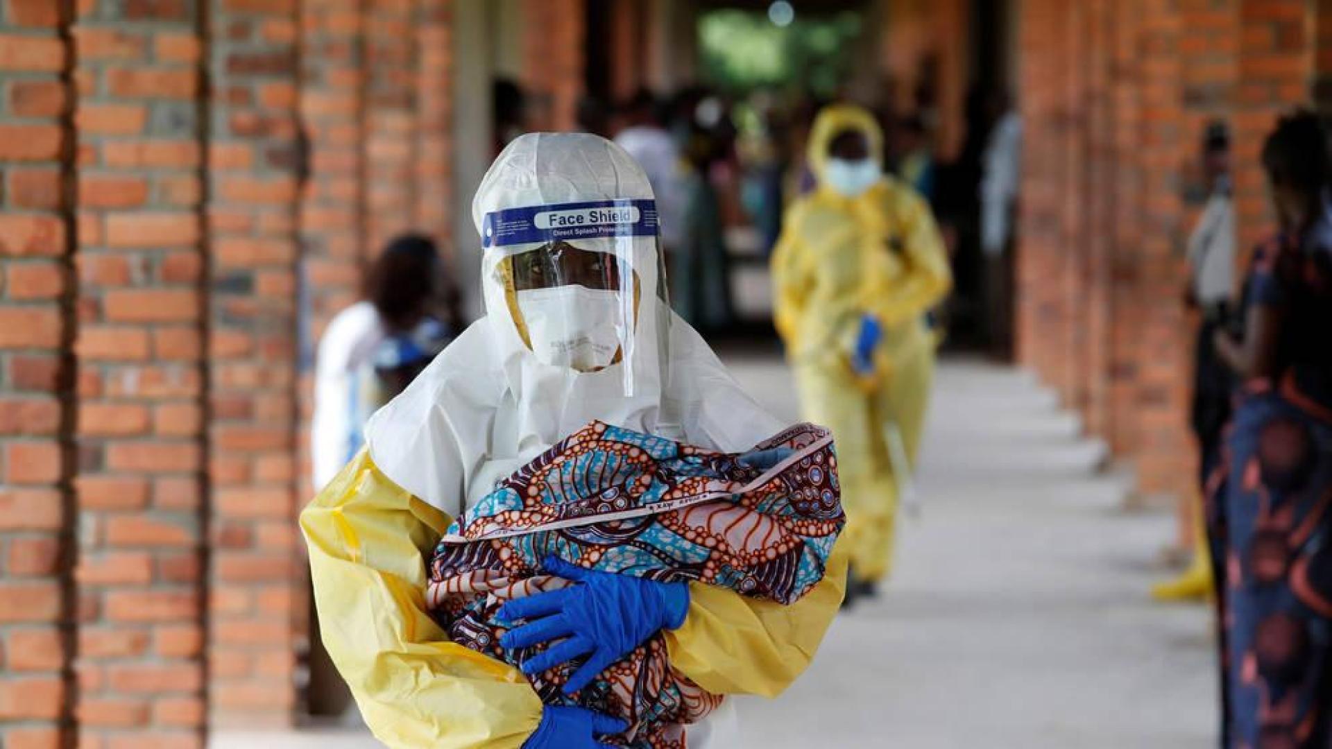 Un sanitario porta a un bebé sospechoso de estar infectado con ébola en el Congo.