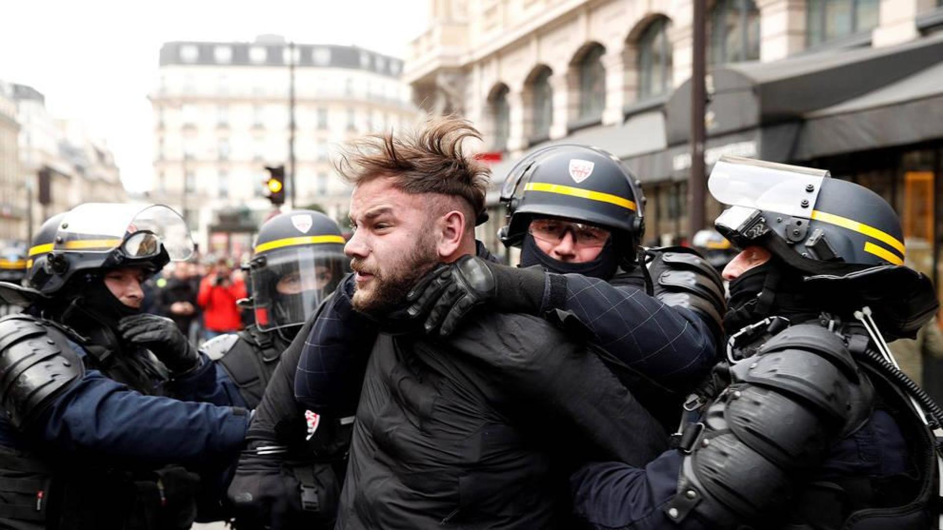 Uno de los arrestados tras las protestas de los 'chalecos amarillos' en Francia.