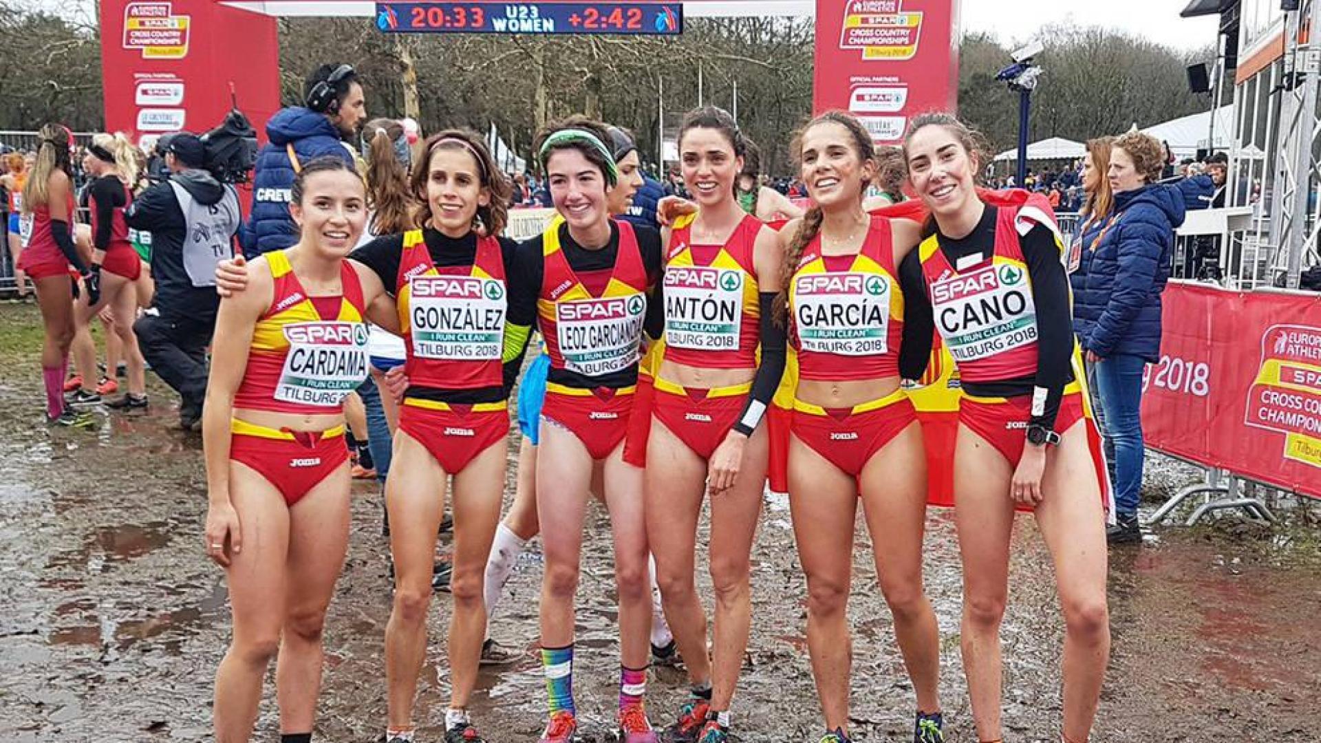 Maider Leoz (tercera por la izquierda) junto al resto de componentes del equipo español Sub'23 en el Europeo de Cross.