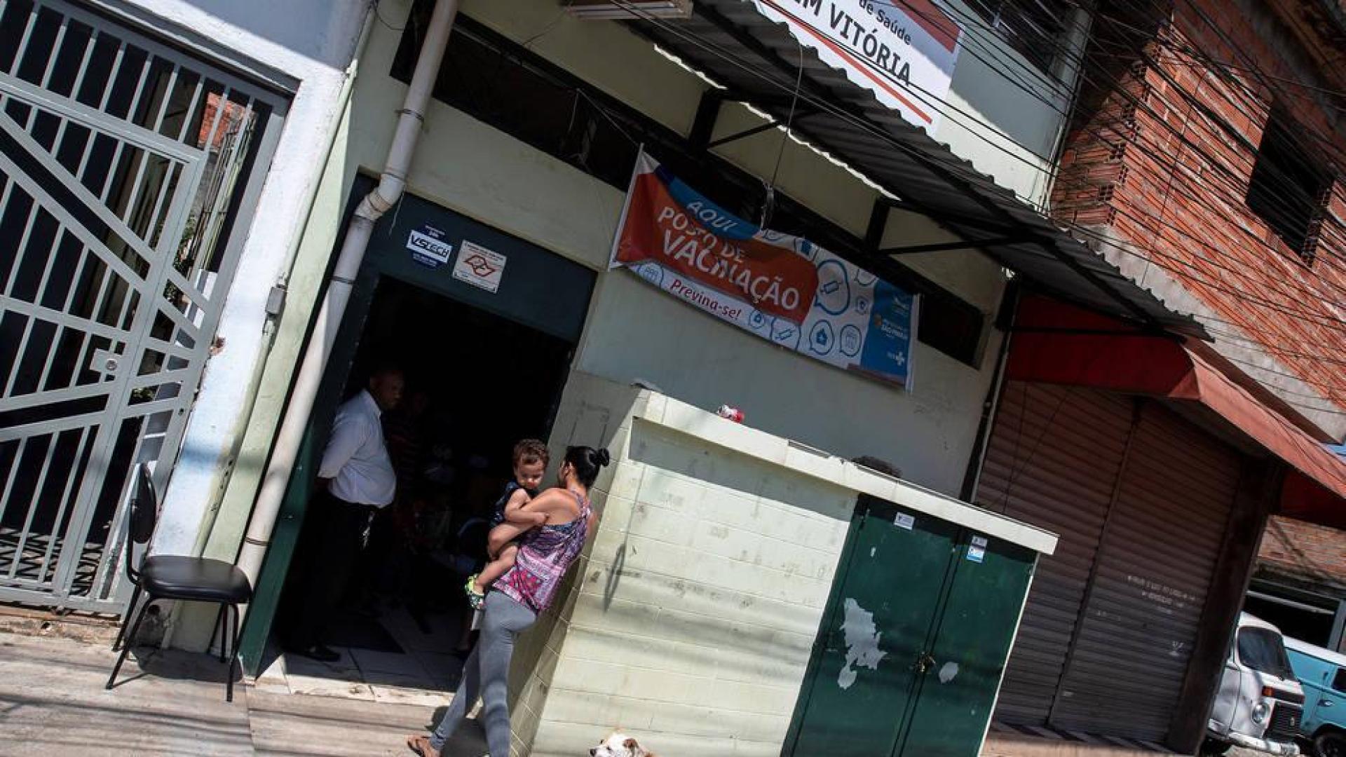 Una galería de arte contra la pobreza bajo un puente de Brasil