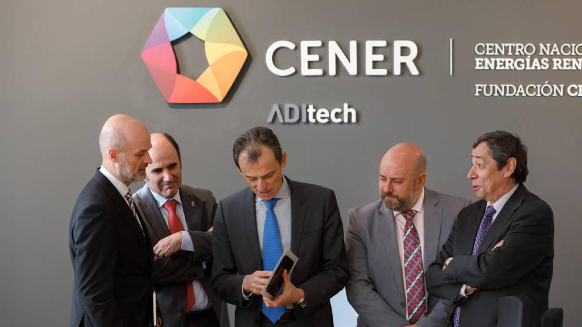 Pablo Ayesa, director general de CENER; Manu Ayerdi, vicepresidente de Desarrollo Económico; Pedro Duque, ministro de Ciencia, Innovación y Universidades; José Luis Arasti, delegado del Gobierno en Navarra; y Rafael Rodrigo, secretario general de Coordinación de Política Científica.