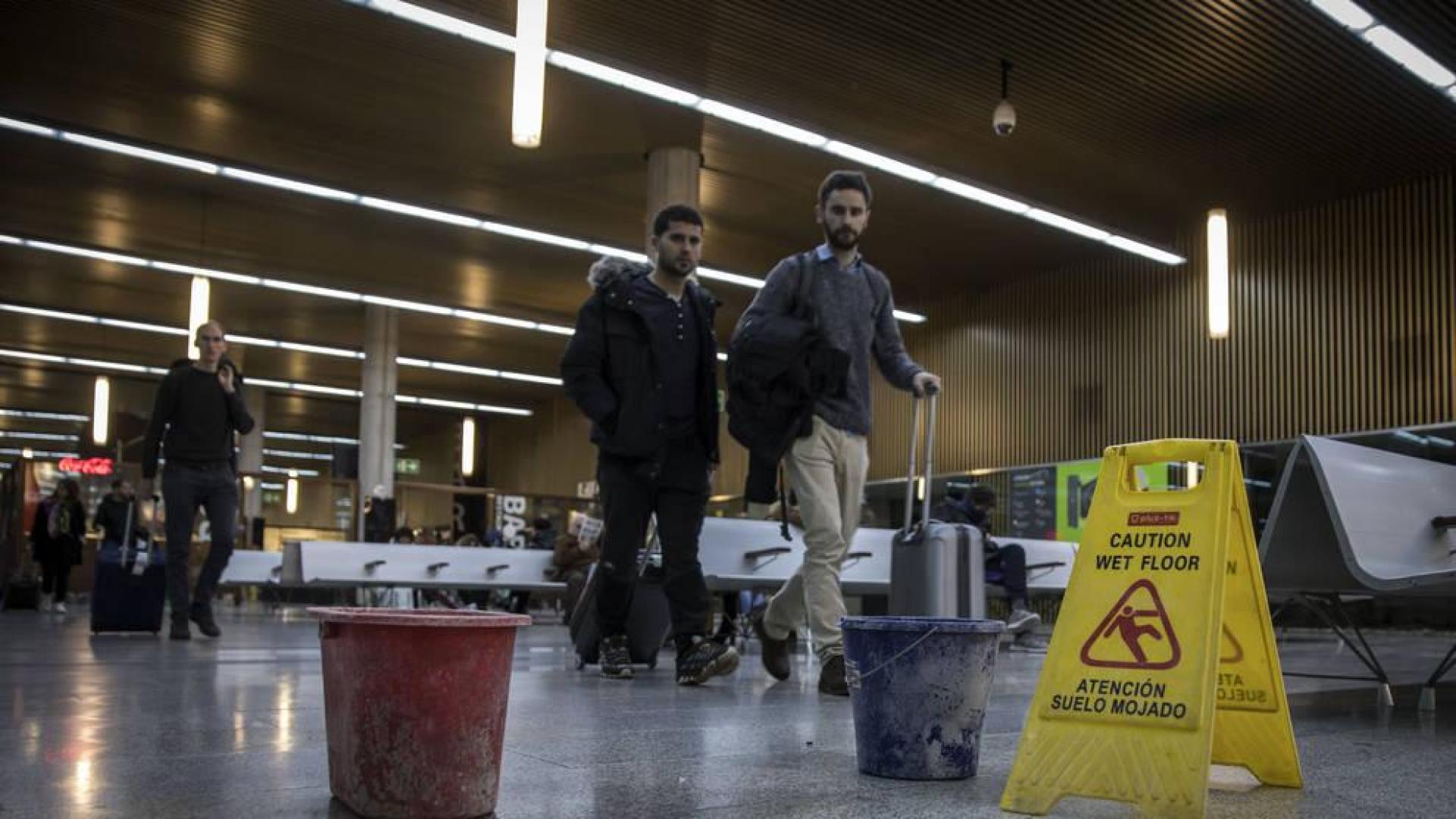 Varios cubos situados en la sala de espera de la Estación de Autobuses de Pamplona a causa de las goteras.