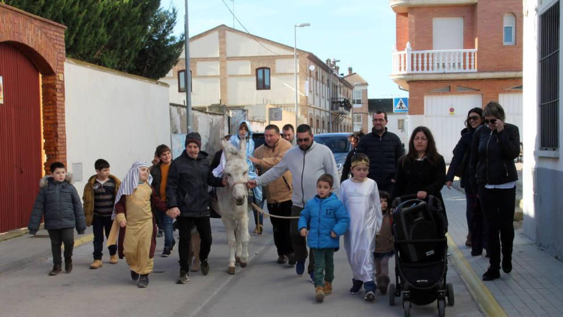 Los vecinos de Buñuel que participaron el domingo en esta actividad, durante un momento del recorrido.
